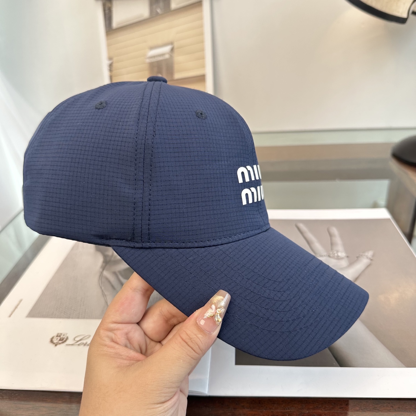 MiuMiu新款棒球帽帽子的版型很好，不管怎么搭配都好看，秋冬look配饰😎