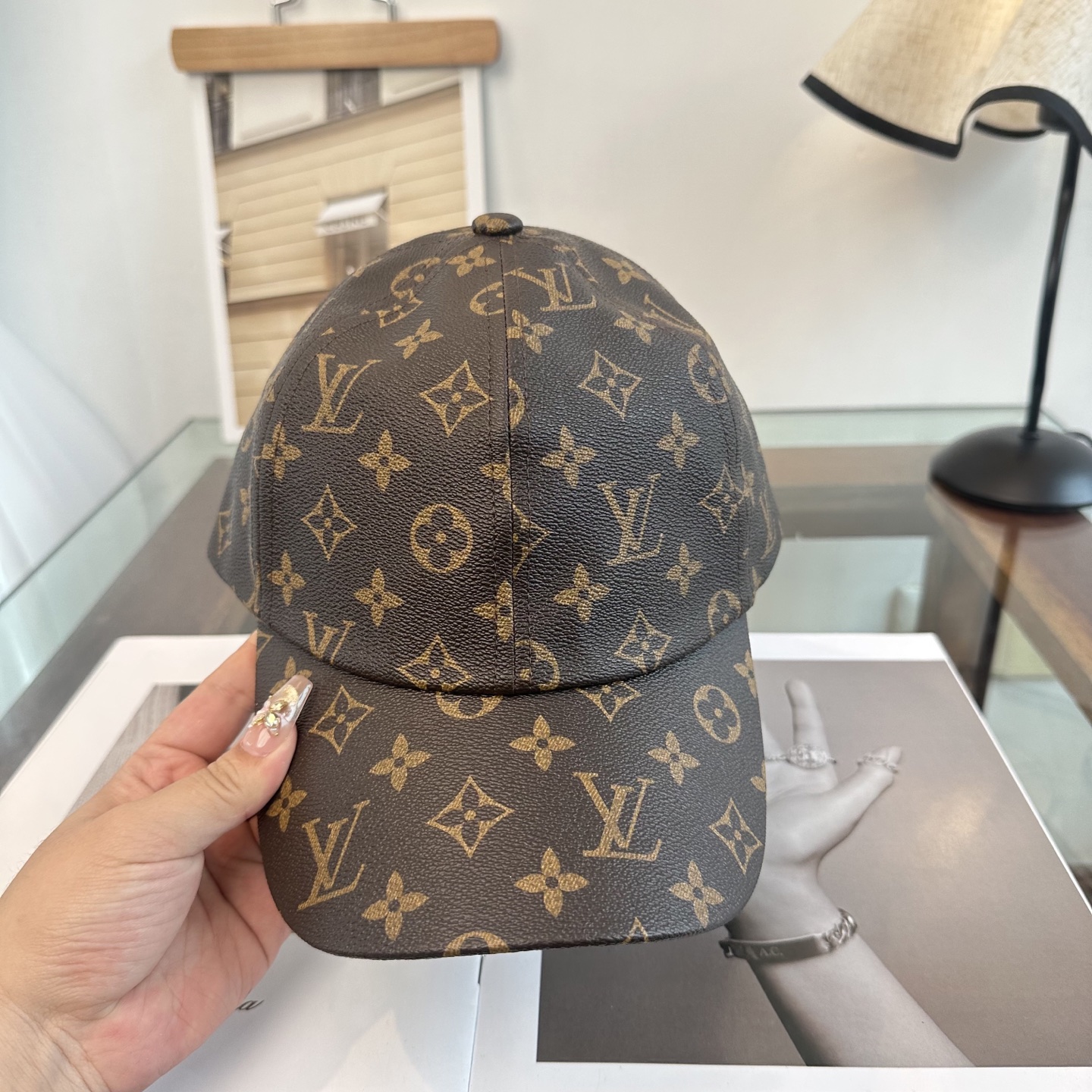 🧢路易威登棒球帽 LouisVuitton😍新款LV棒球帽，重工打造♥️高端大气，百搭款🤗男女通用！