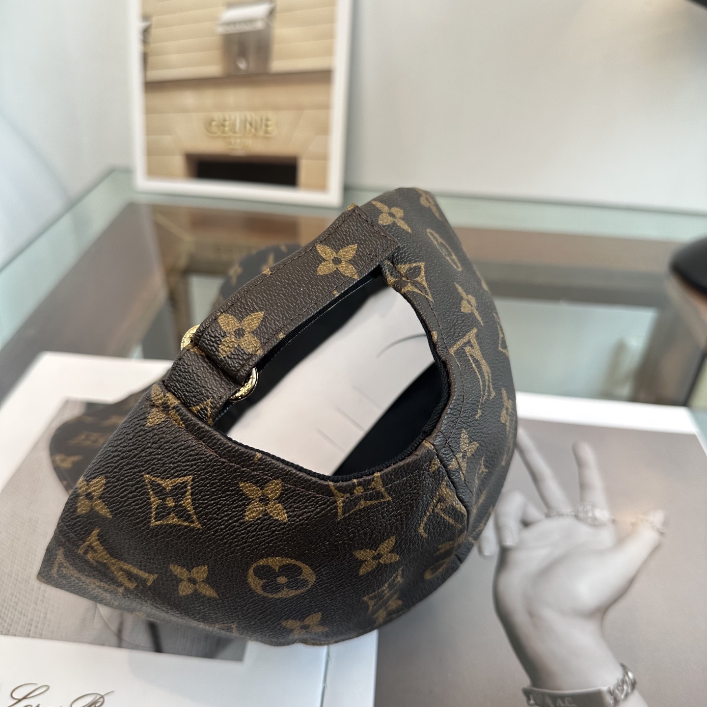🧢路易威登棒球帽 LouisVuitton😍新款LV棒球帽，重工打造♥️高端大气，百搭款🤗男女通用！