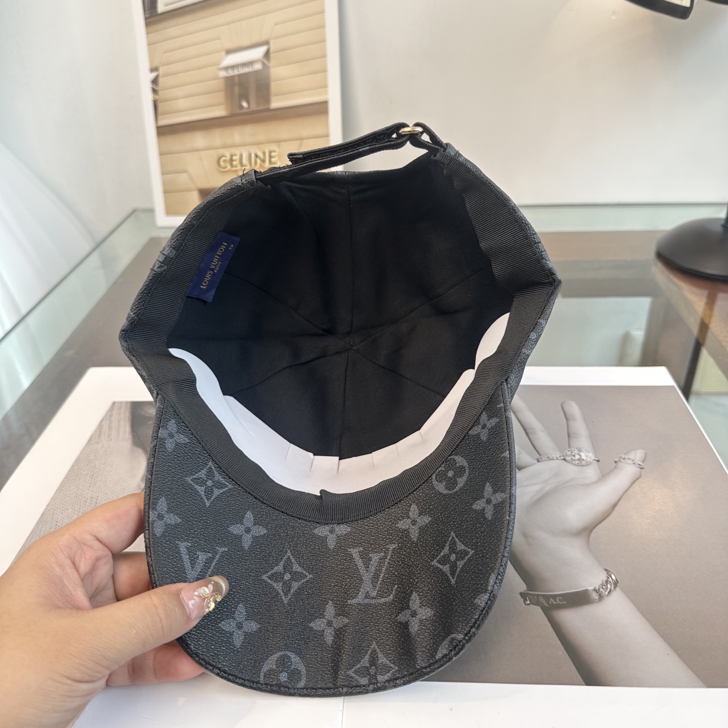 🧢路易威登棒球帽 LouisVuitton😍新款LV棒球帽，重工打造♥️高端大气，百搭款🤗男女通用！