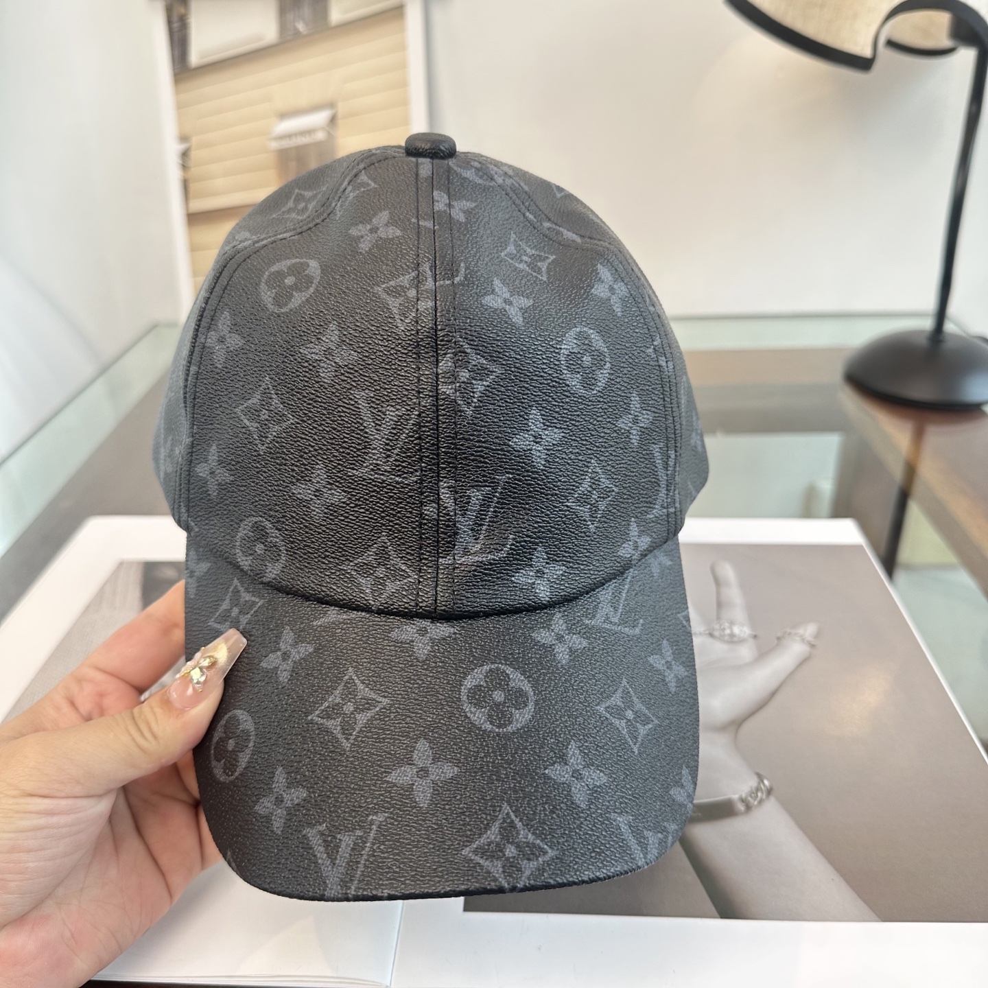 🧢路易威登棒球帽 LouisVuitton😍新款LV棒球帽，重工打造♥️高端大气，百搭款🤗男女通用！