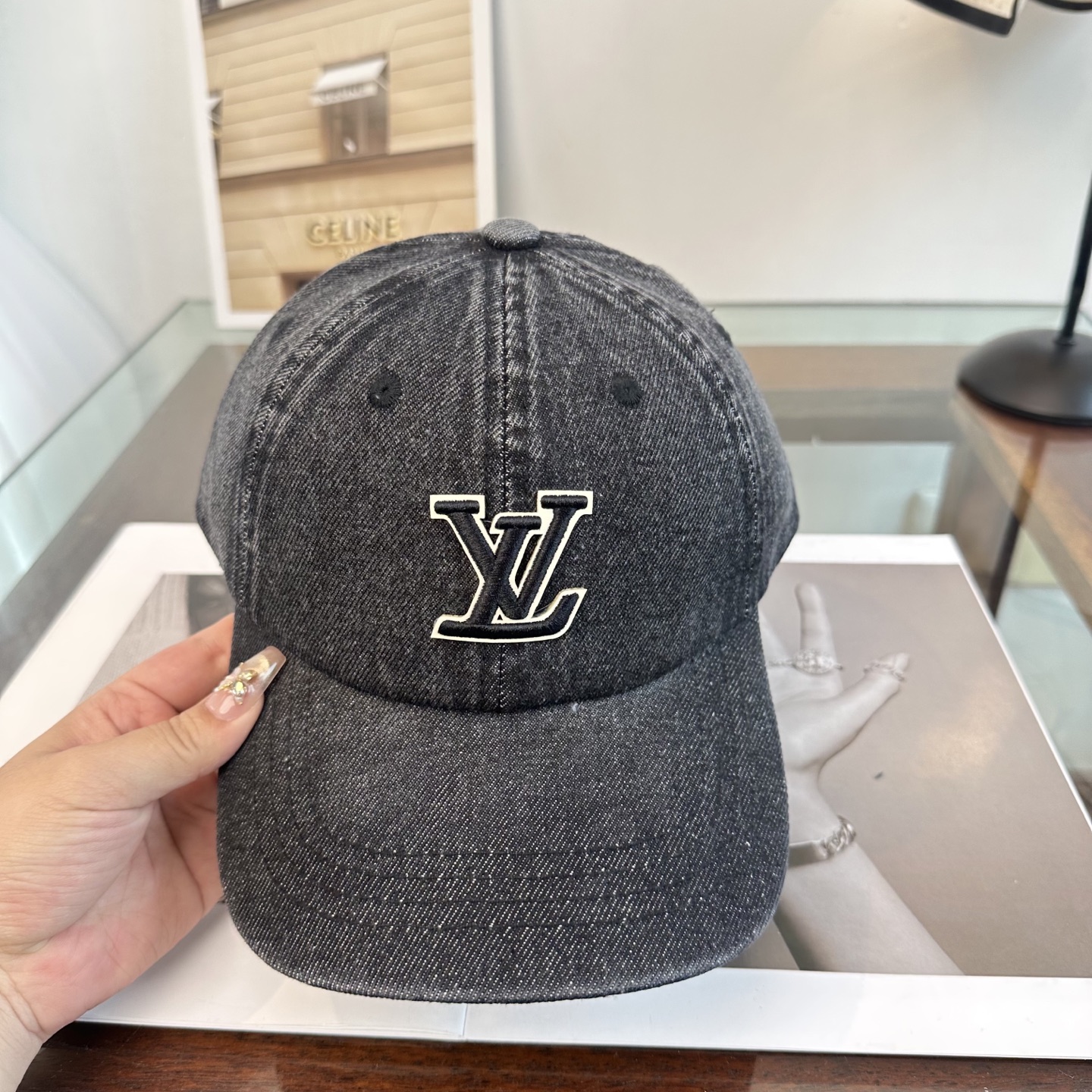 🧢路易威登棒球帽 LouisVuitton😍新款LV棒球帽，重工打造♥️高端大气，百搭款🤗男女通用！