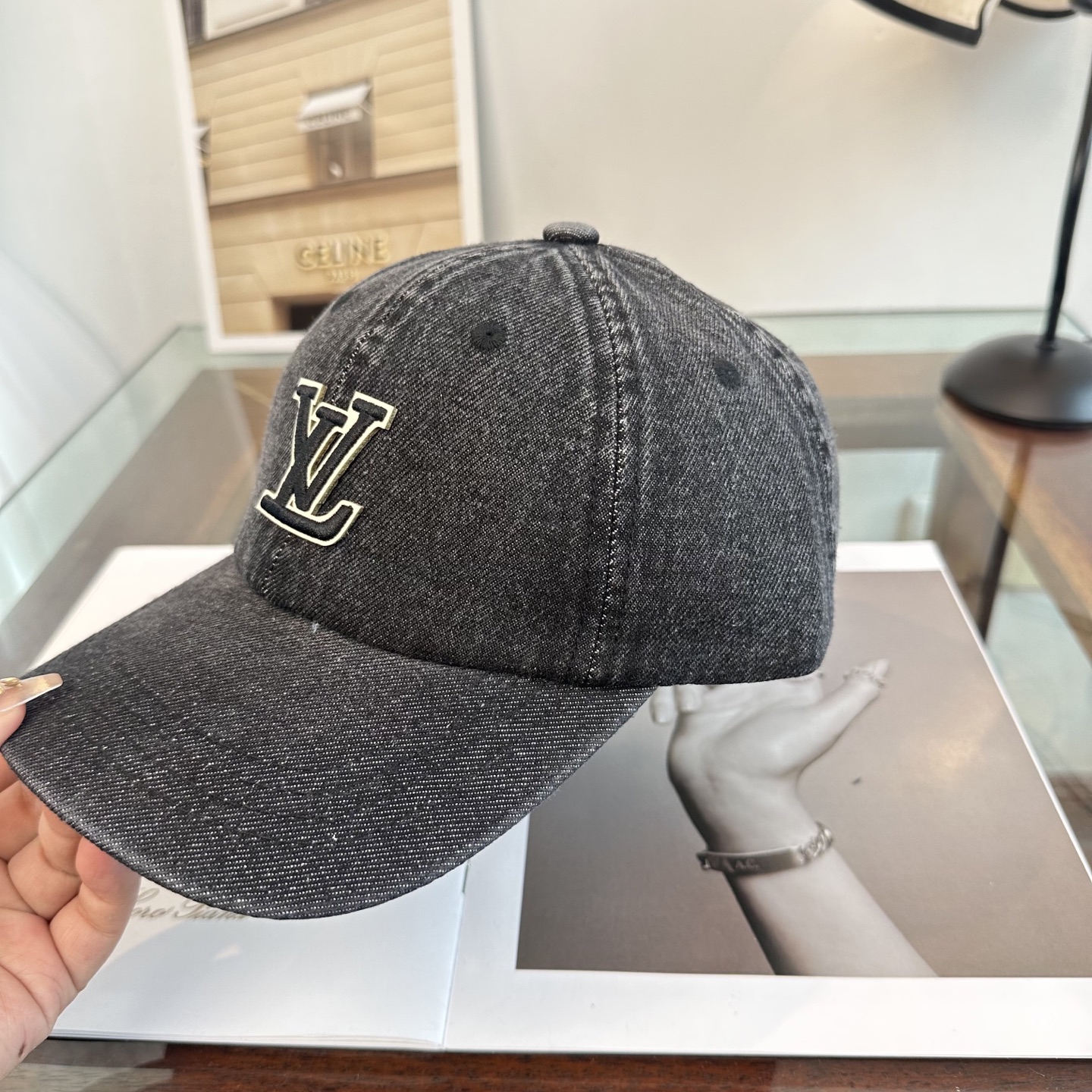 🧢路易威登棒球帽 LouisVuitton😍新款LV棒球帽，重工打造♥️高端大气，百搭款🤗男女通用！