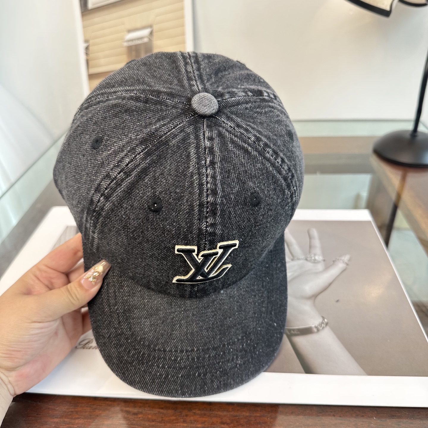 🧢路易威登棒球帽 LouisVuitton😍新款LV棒球帽，重工打造♥️高端大气，百搭款🤗男女通用！