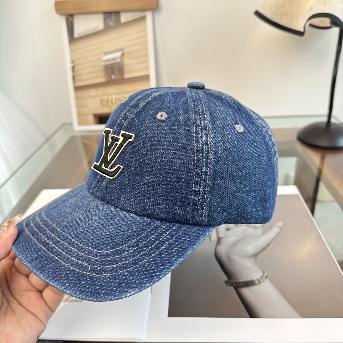 🧢路易威登棒球帽 LouisVuitton😍新款LV棒球帽，重工打造♥️高端大气，百搭款🤗男女通用！