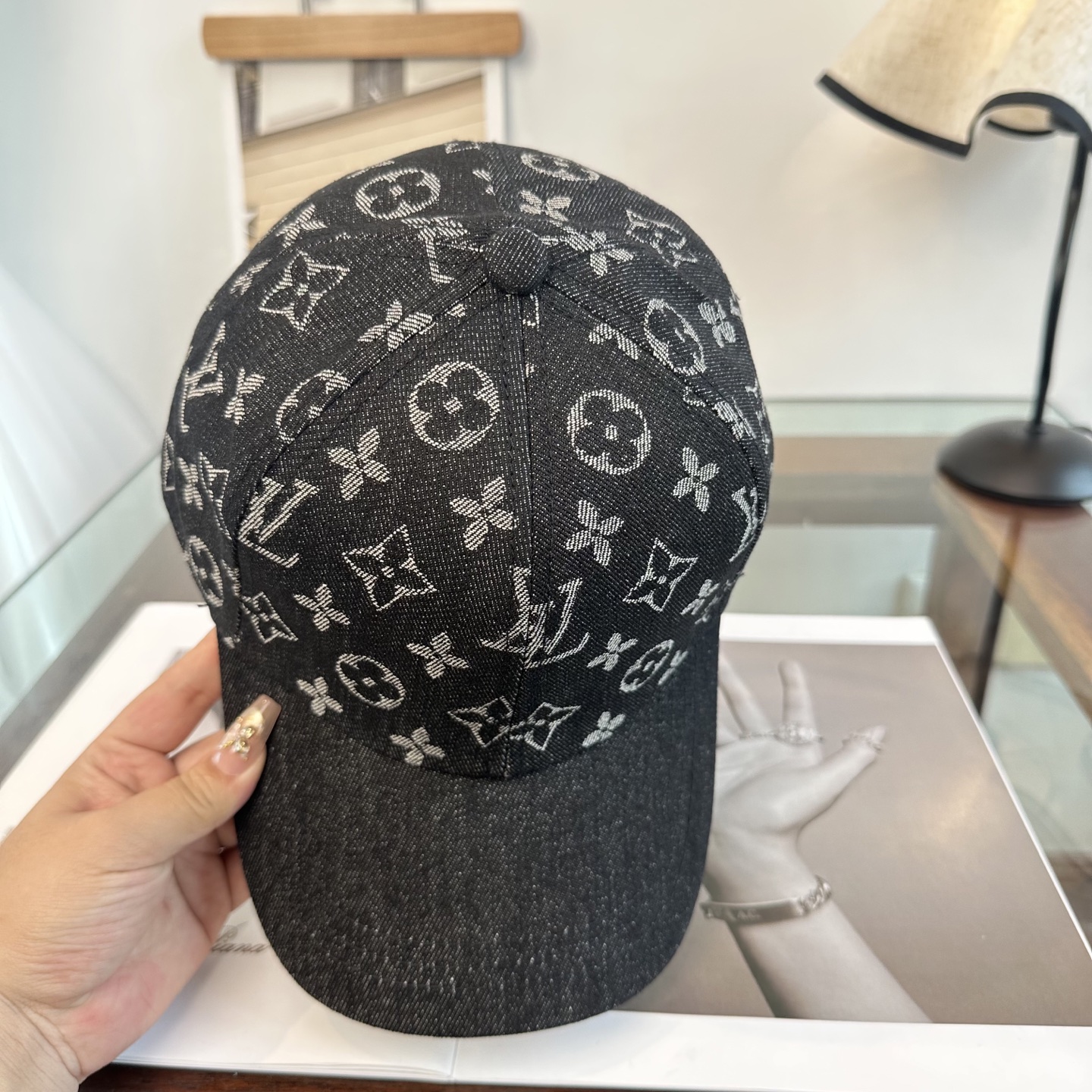 🧢路易威登棒球帽 LouisVuitton😍新款LV棒球帽，重工打造♥️高端大气，百搭款🤗男女通用！
