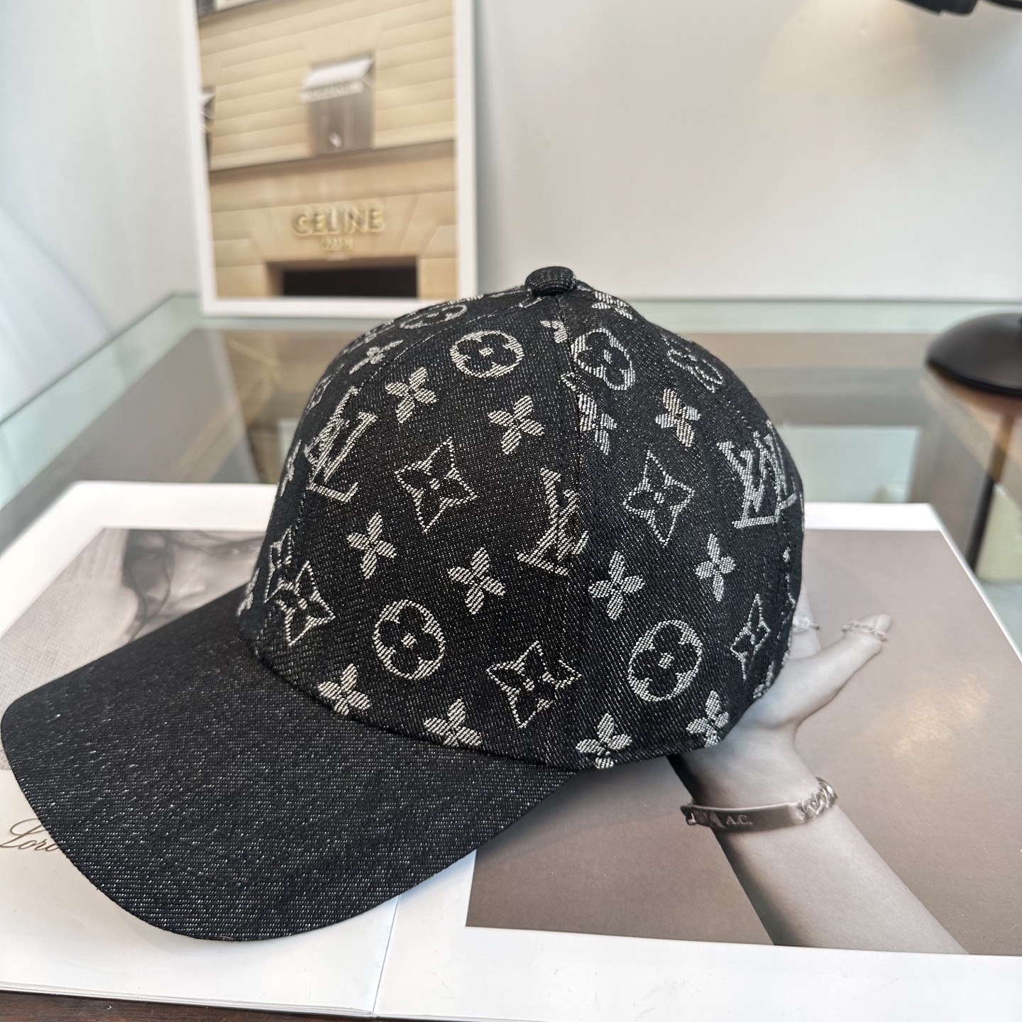 🧢路易威登棒球帽 LouisVuitton😍新款LV棒球帽，重工打造♥️高端大气，百搭款🤗男女通用！