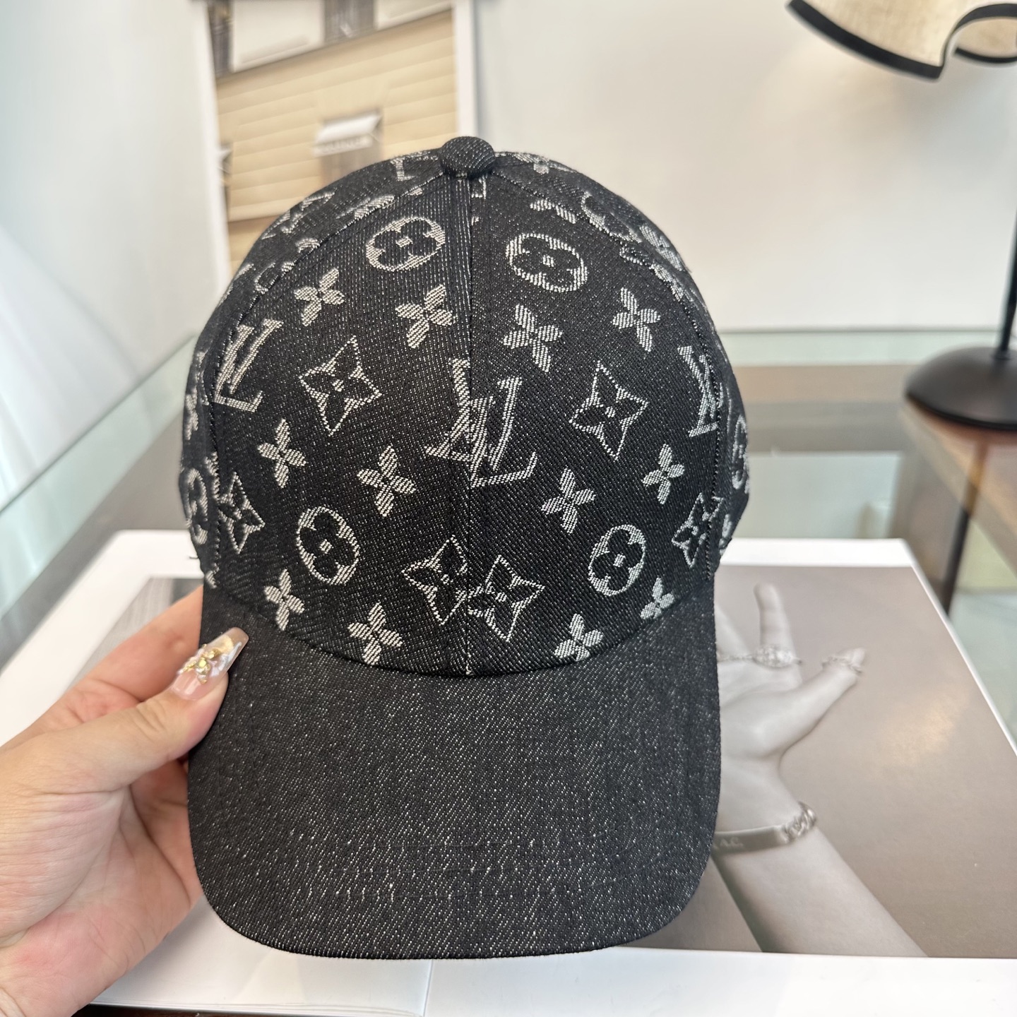 🧢路易威登棒球帽 LouisVuitton😍新款LV棒球帽，重工打造♥️高端大气，百搭款🤗男女通用！
