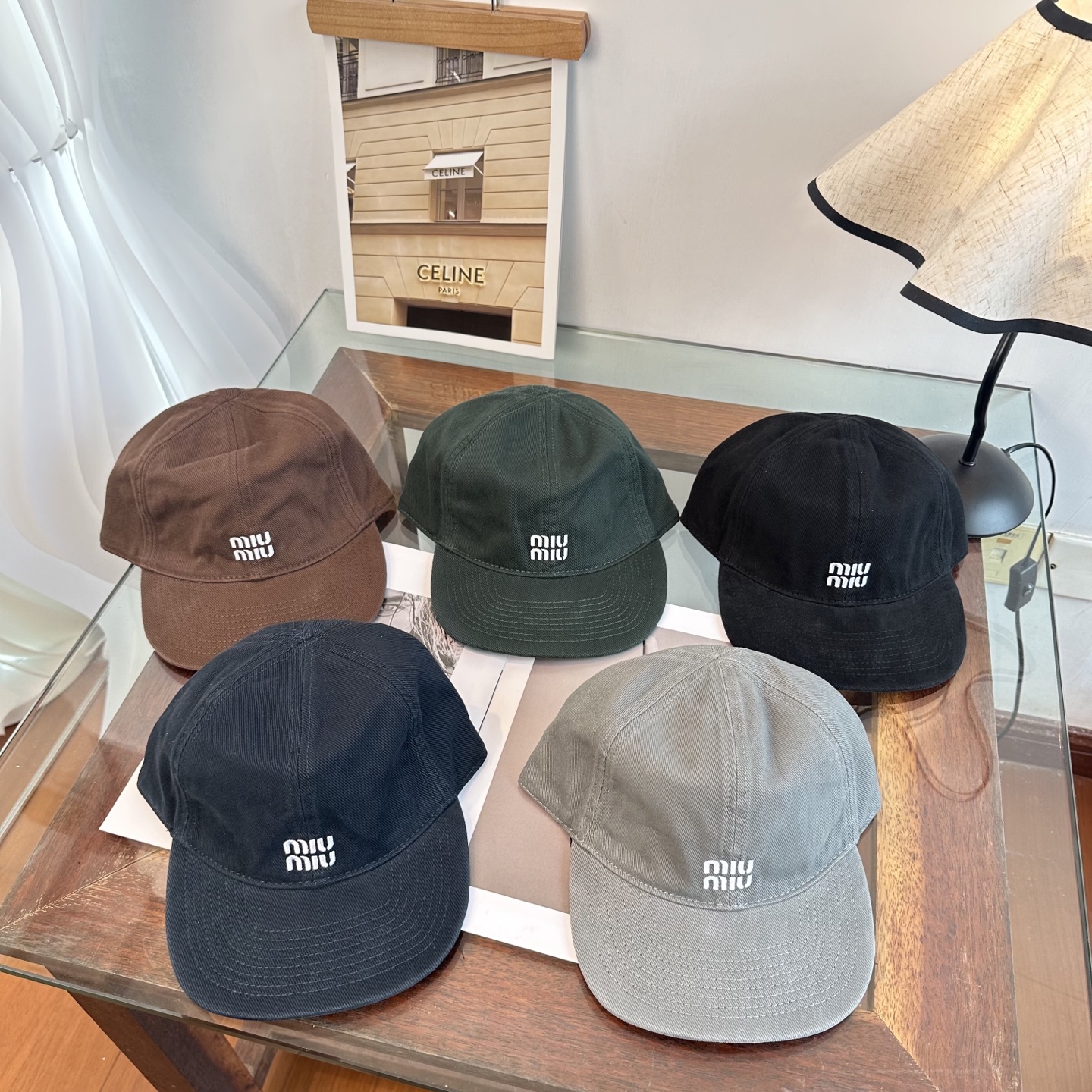 缪缪miumiu 棒球帽 简单休闲风的棒球帽 减龄百搭 适配度很高！简单随性~出街拍照拗造型非常加分~男