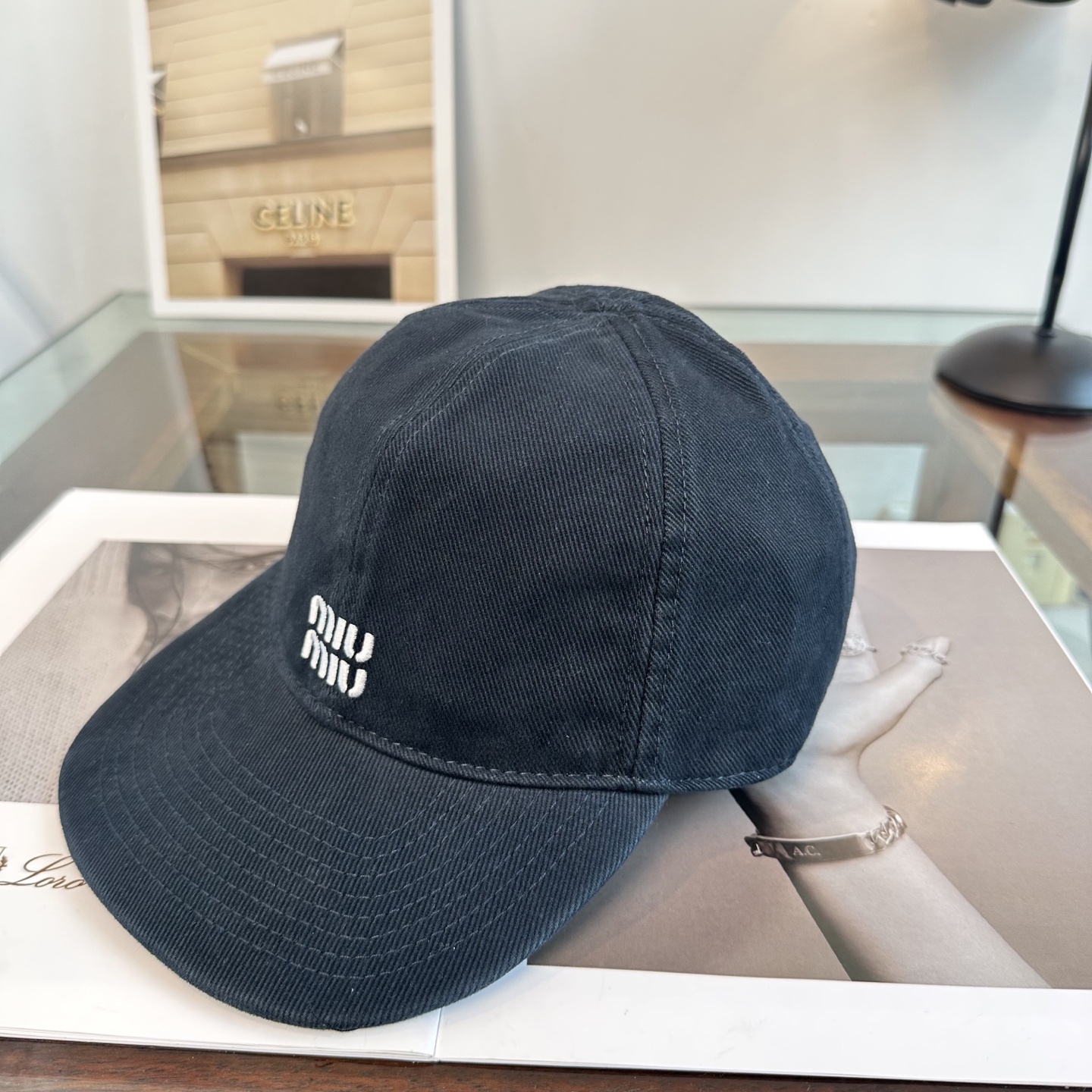 缪缪miumiu 棒球帽 简单休闲风的棒球帽 减龄百搭 适配度很高！简单随性~出街拍照拗造型非常加分~男