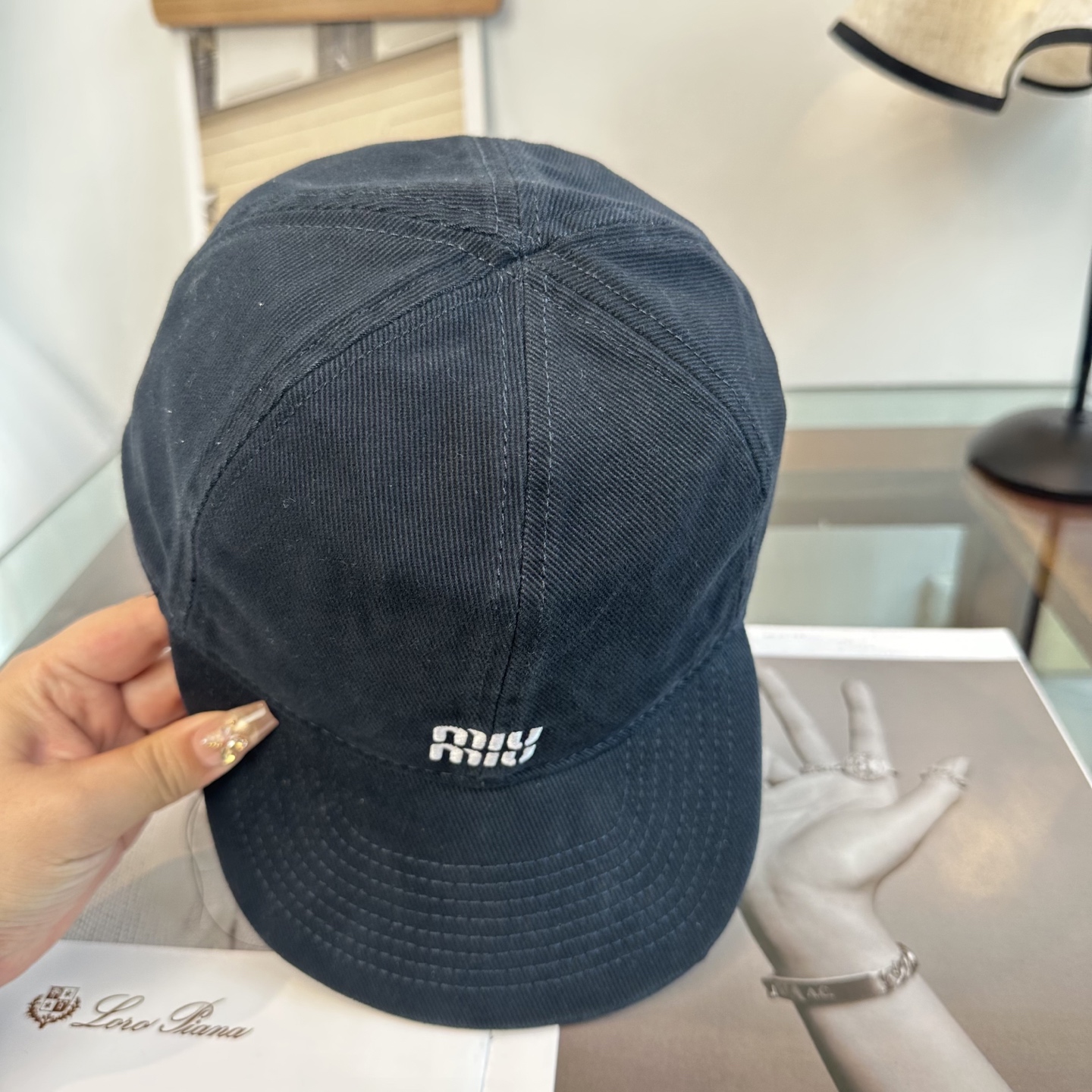 缪缪miumiu 棒球帽 简单休闲风的棒球帽 减龄百搭 适配度很高！简单随性~出街拍照拗造型非常加分~男