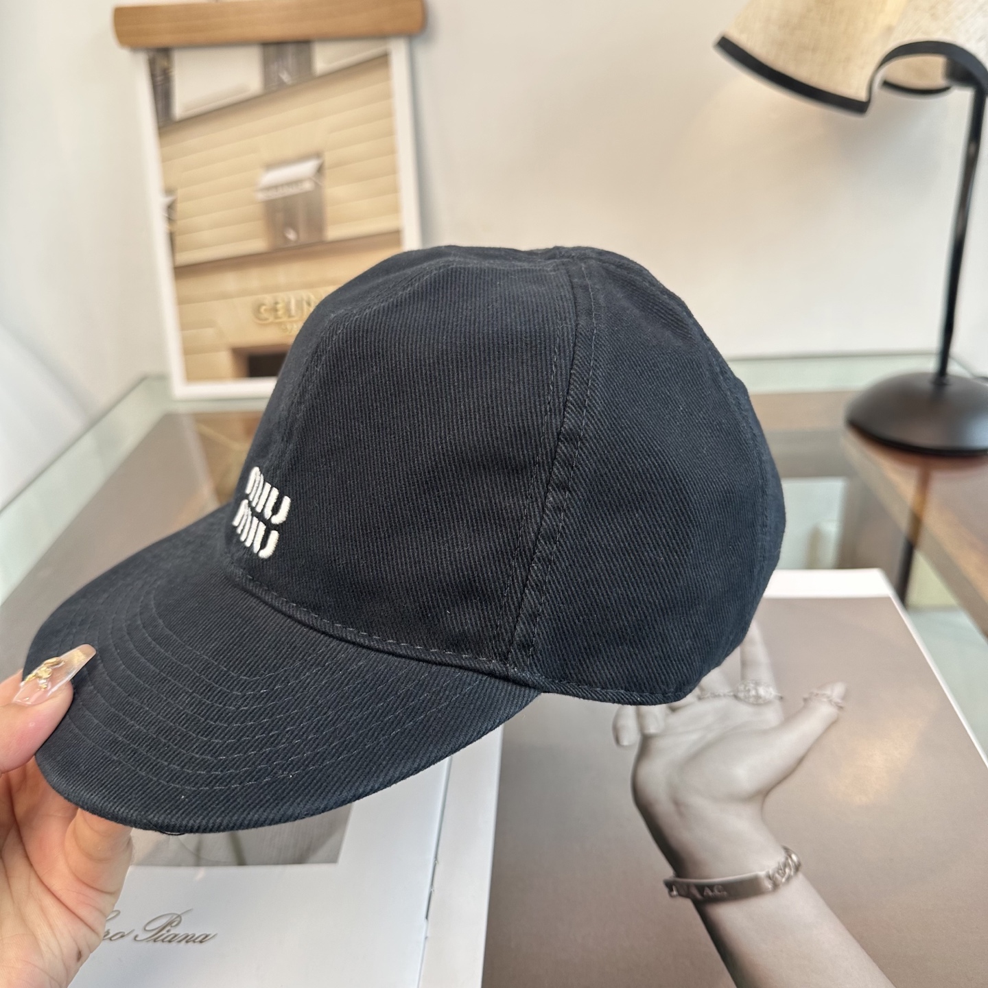 缪缪miumiu 棒球帽 简单休闲风的棒球帽 减龄百搭 适配度很高！简单随性~出街拍照拗造型非常加分~男