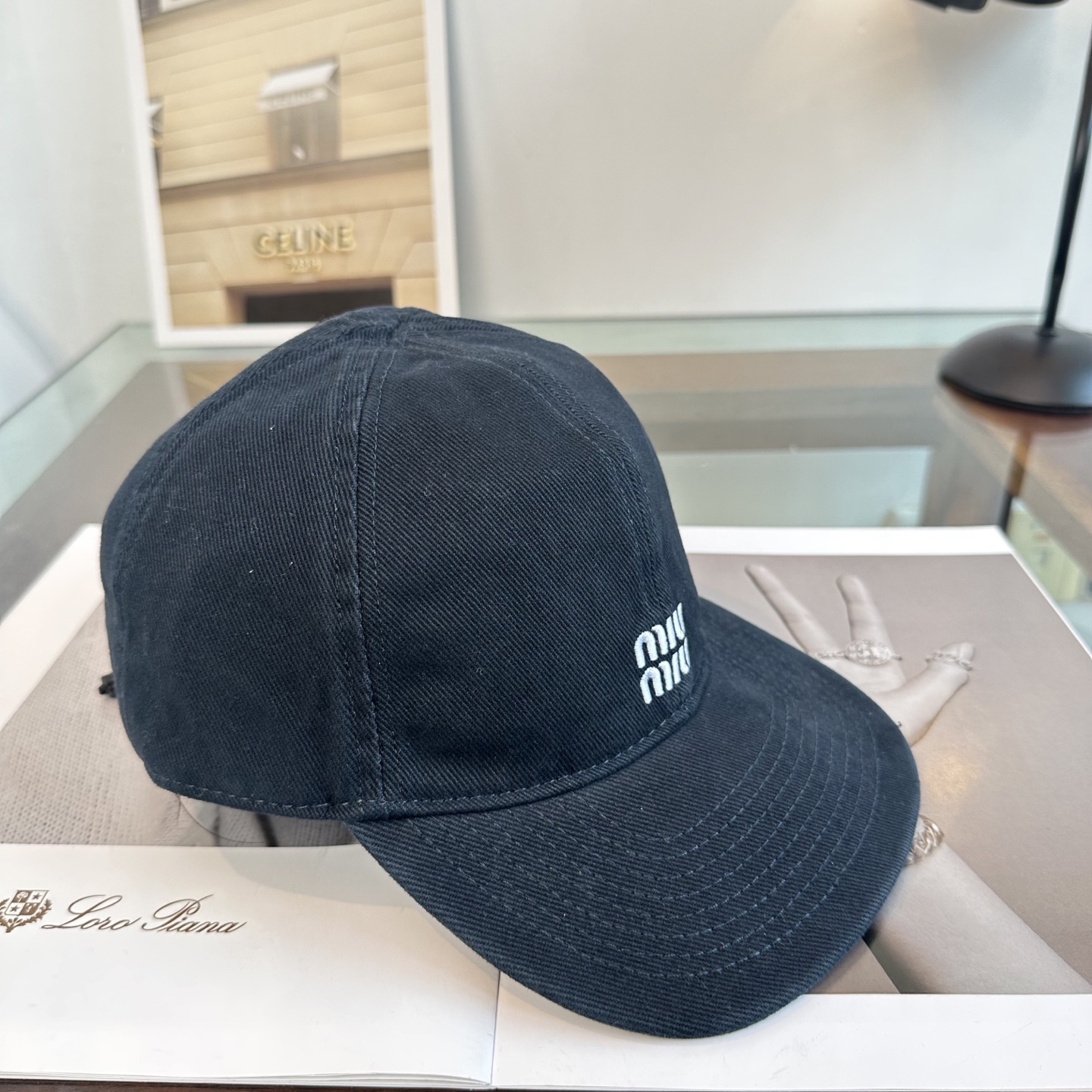 缪缪miumiu 棒球帽 简单休闲风的棒球帽 减龄百搭 适配度很高！简单随性~出街拍照拗造型非常加分~男