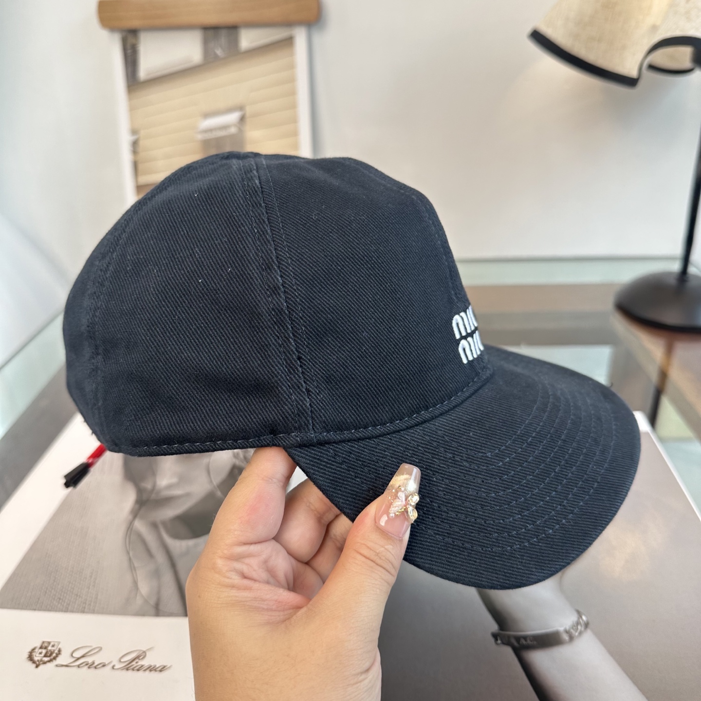 缪缪miumiu 棒球帽 简单休闲风的棒球帽 减龄百搭 适配度很高！简单随性~出街拍照拗造型非常加分~男