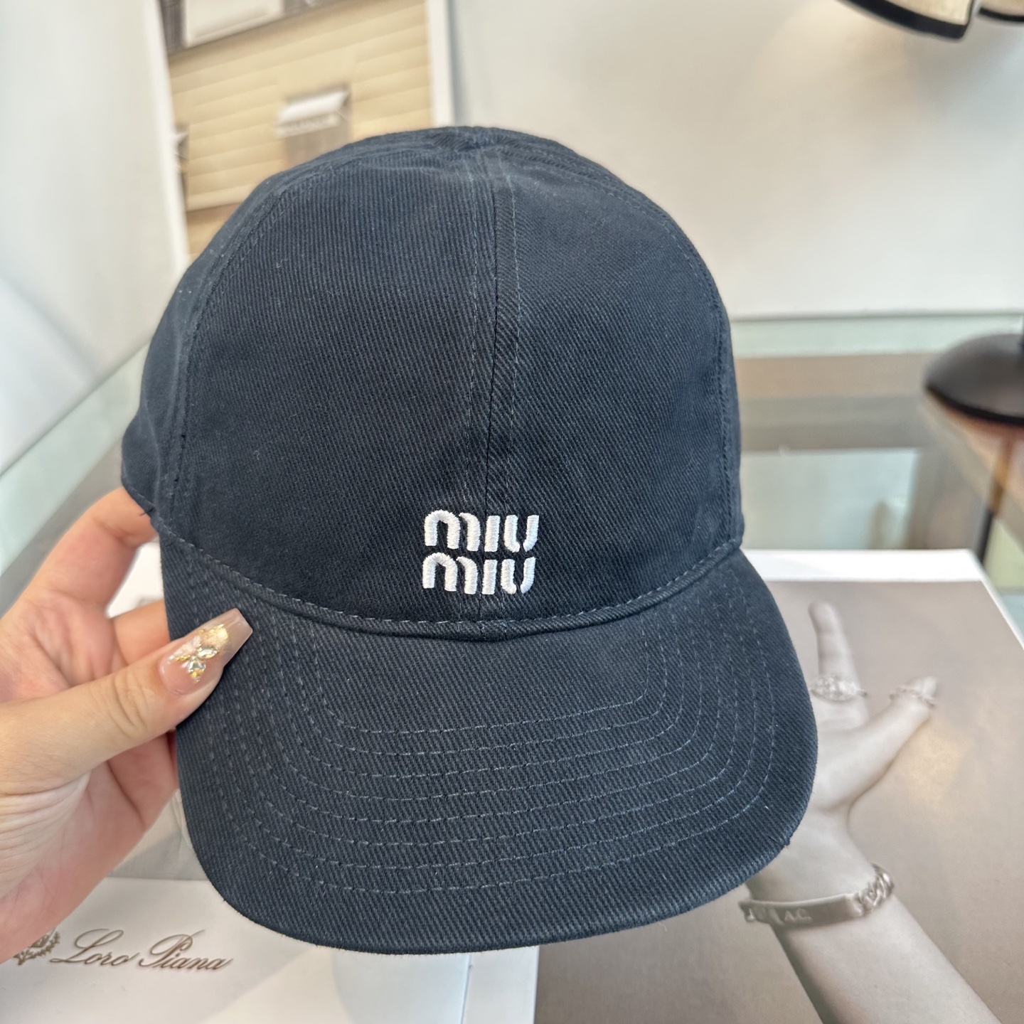 缪缪miumiu 棒球帽 简单休闲风的棒球帽 减龄百搭 适配度很高！简单随性~出街拍照拗造型非常加分~男