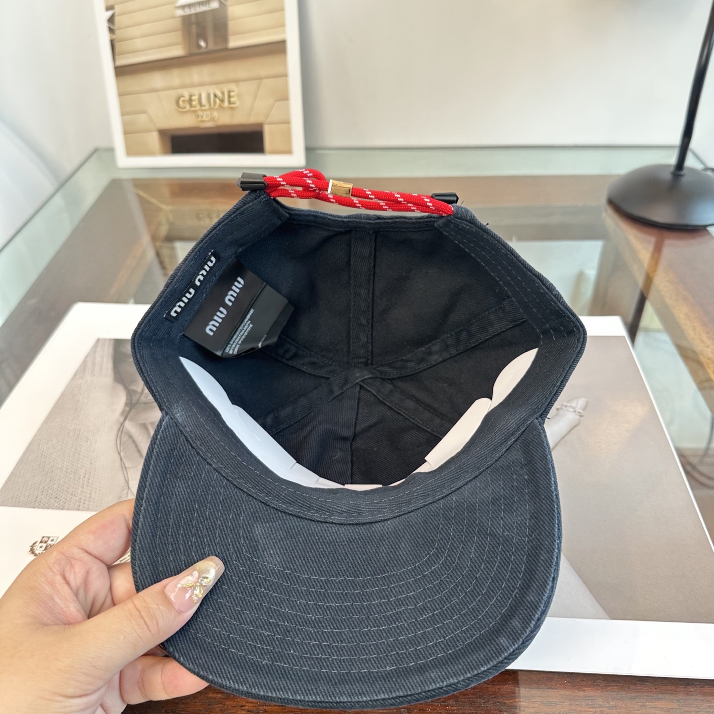 缪缪miumiu 棒球帽 简单休闲风的棒球帽 减龄百搭 适配度很高！简单随性~出街拍照拗造型非常加分~男