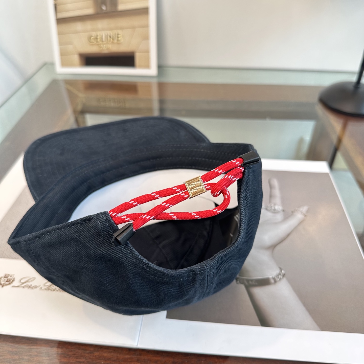 缪缪miumiu 棒球帽 简单休闲风的棒球帽 减龄百搭 适配度很高！简单随性~出街拍照拗造型非常加分~男