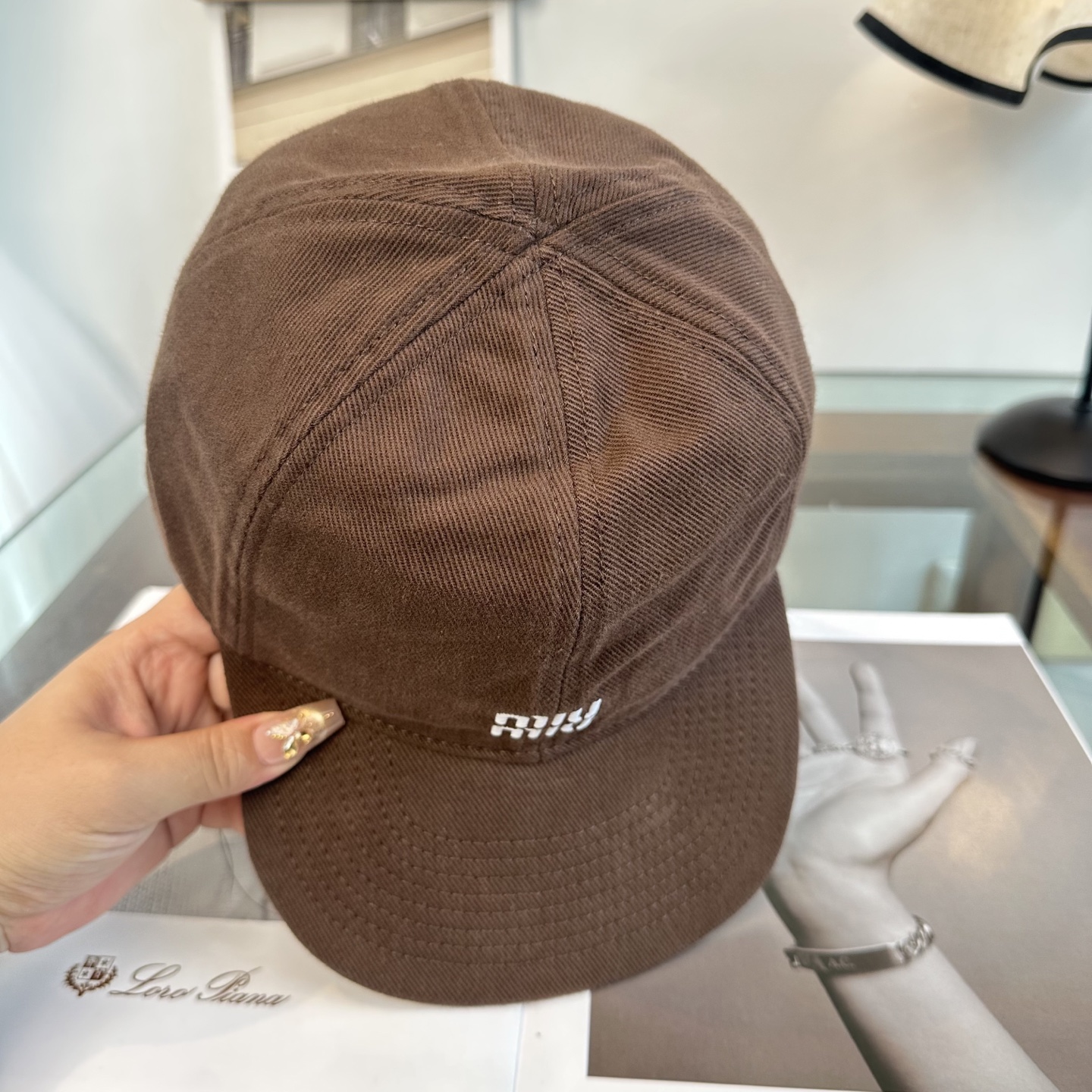 缪缪miumiu 棒球帽 简单休闲风的棒球帽 减龄百搭 适配度很高！简单随性~出街拍照拗造型非常加分~男