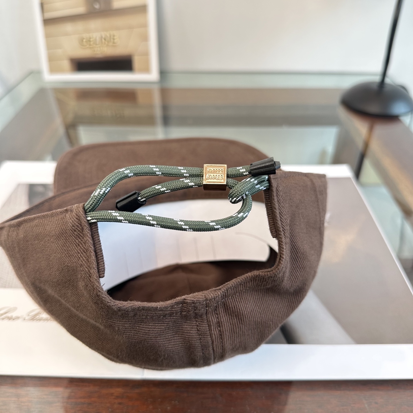 缪缪miumiu 棒球帽 简单休闲风的棒球帽 减龄百搭 适配度很高！简单随性~出街拍照拗造型非常加分~男