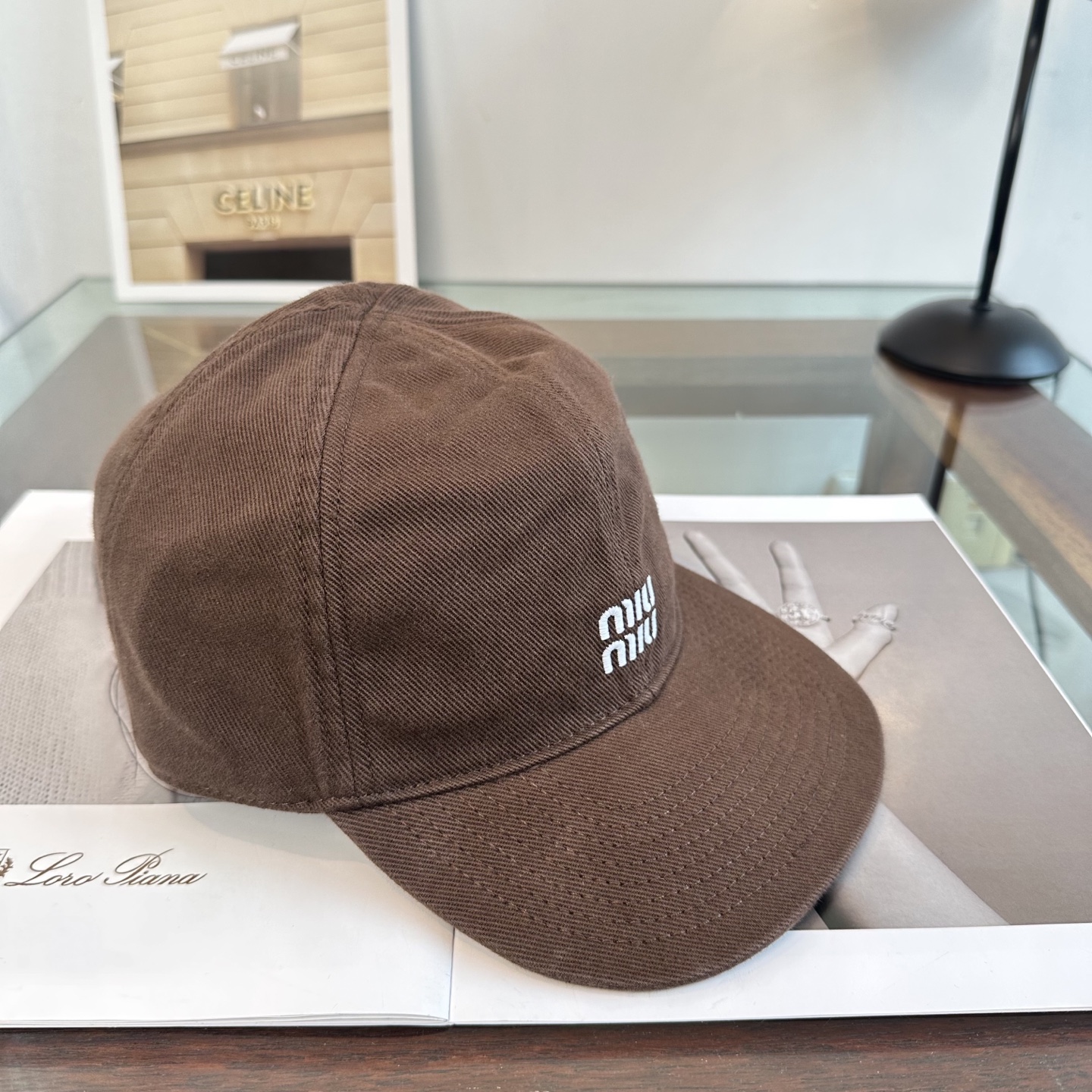 缪缪miumiu 棒球帽 简单休闲风的棒球帽 减龄百搭 适配度很高！简单随性~出街拍照拗造型非常加分~男