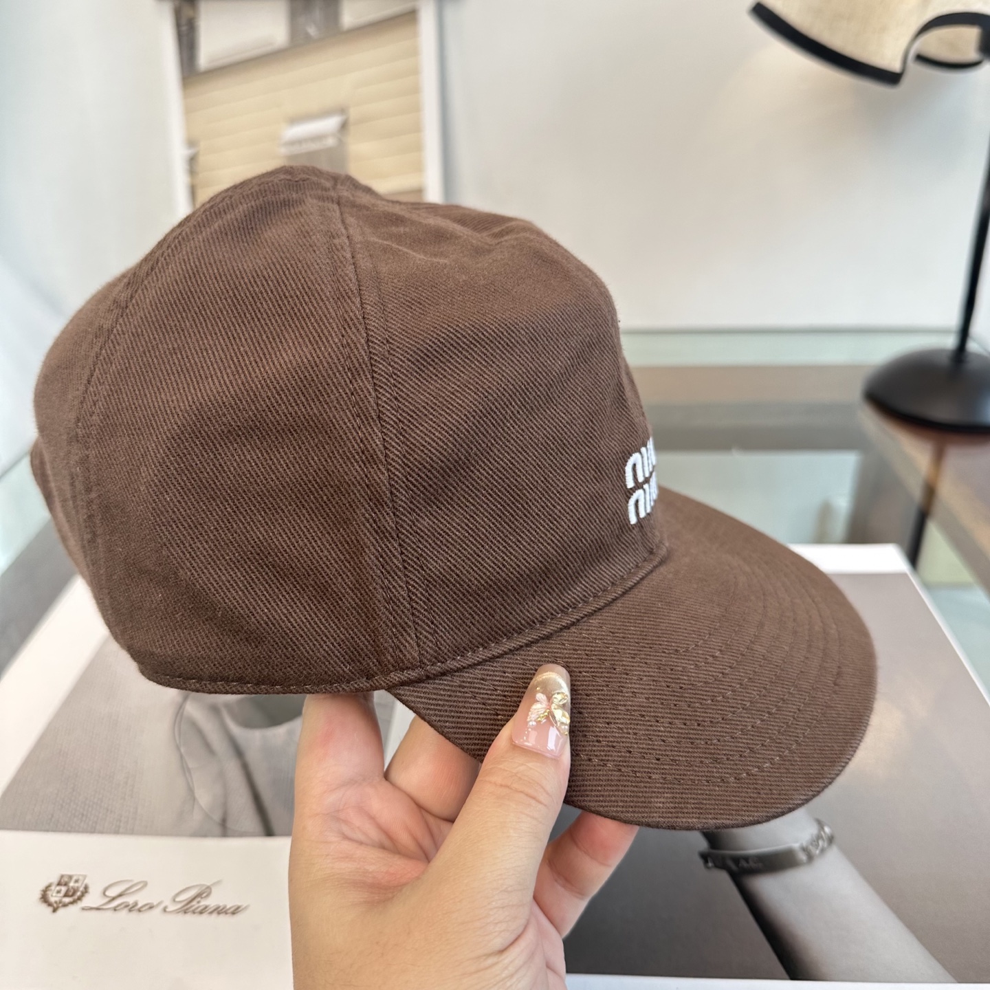 缪缪miumiu 棒球帽 简单休闲风的棒球帽 减龄百搭 适配度很高！简单随性~出街拍照拗造型非常加分~男