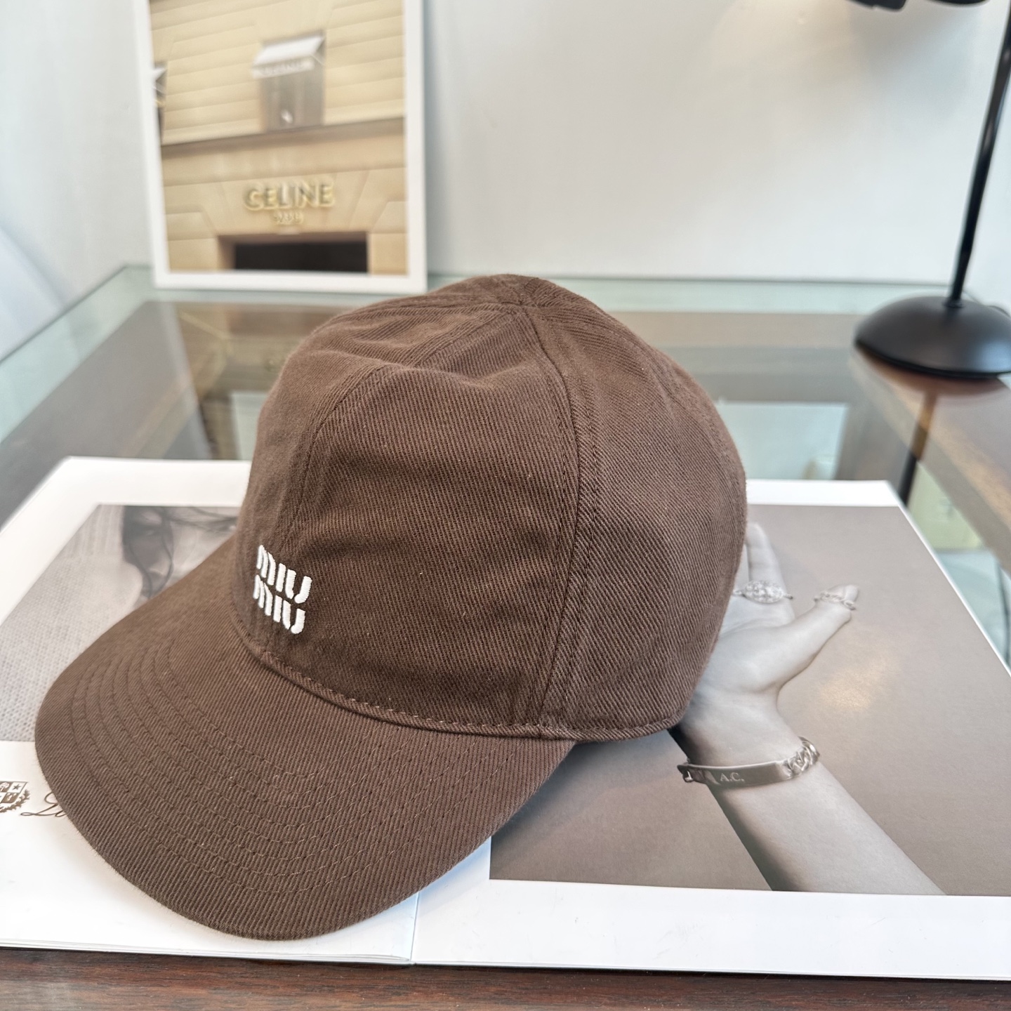 缪缪miumiu 棒球帽 简单休闲风的棒球帽 减龄百搭 适配度很高！简单随性~出街拍照拗造型非常加分~男