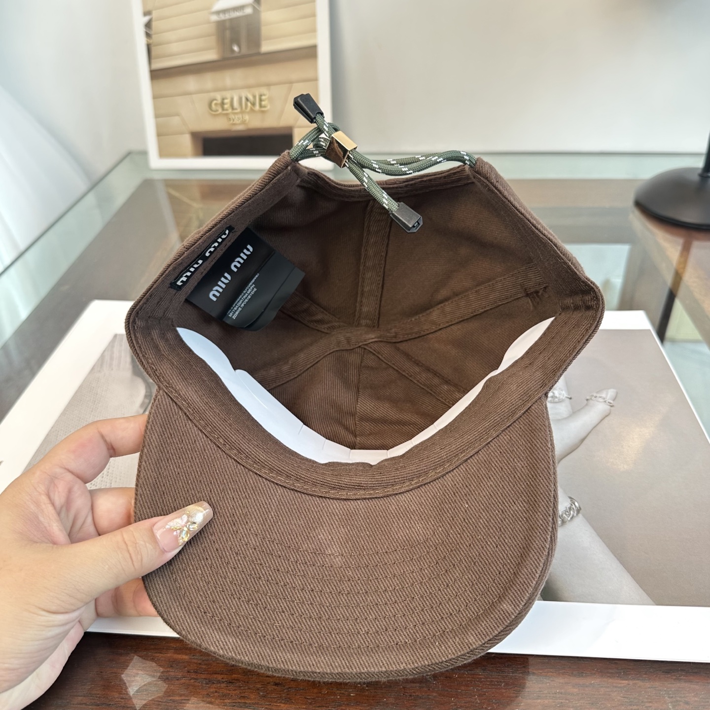 缪缪miumiu 棒球帽 简单休闲风的棒球帽 减龄百搭 适配度很高！简单随性~出街拍照拗造型非常加分~男