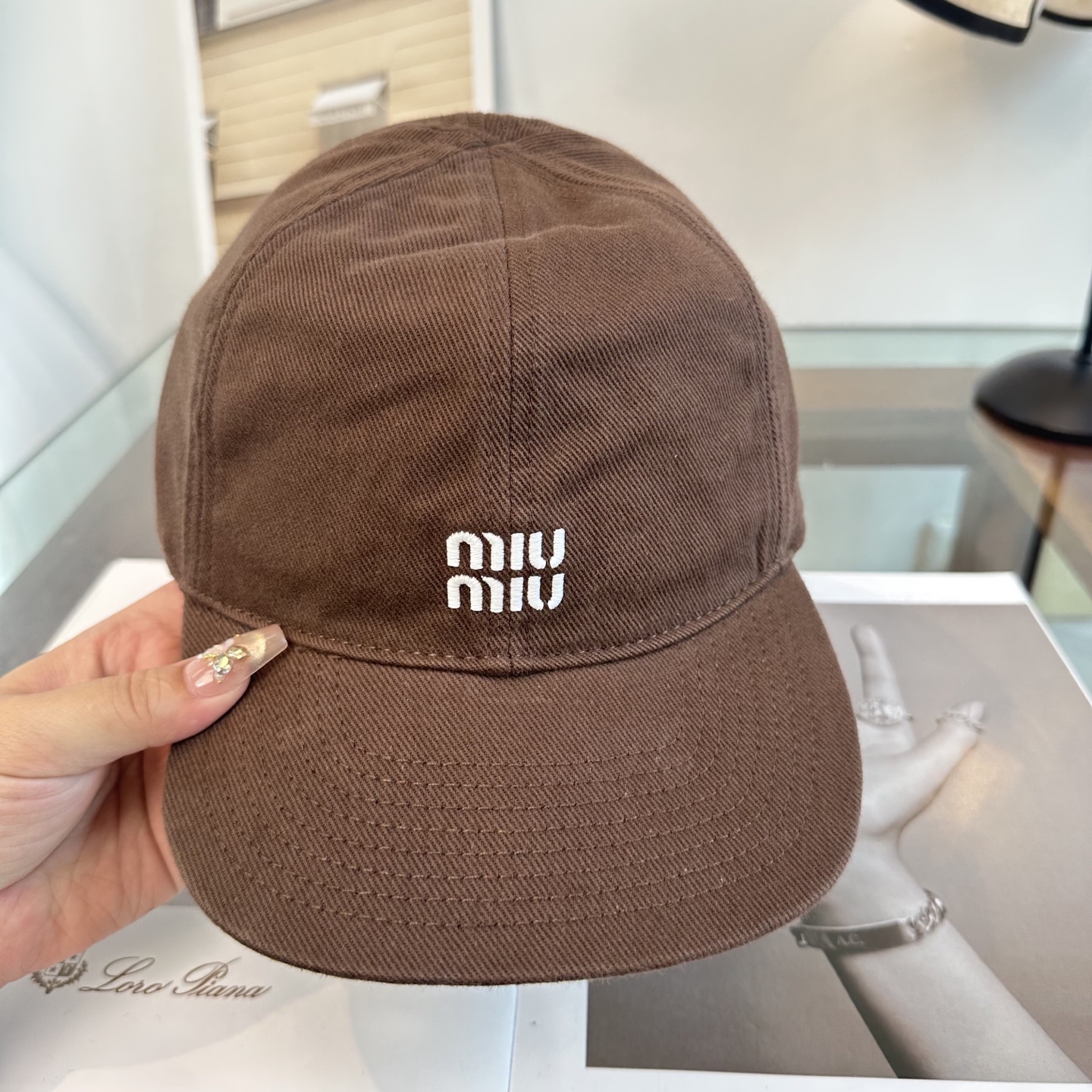 缪缪miumiu 棒球帽 简单休闲风的棒球帽 减龄百搭 适配度很高！简单随性~出街拍照拗造型非常加分~男