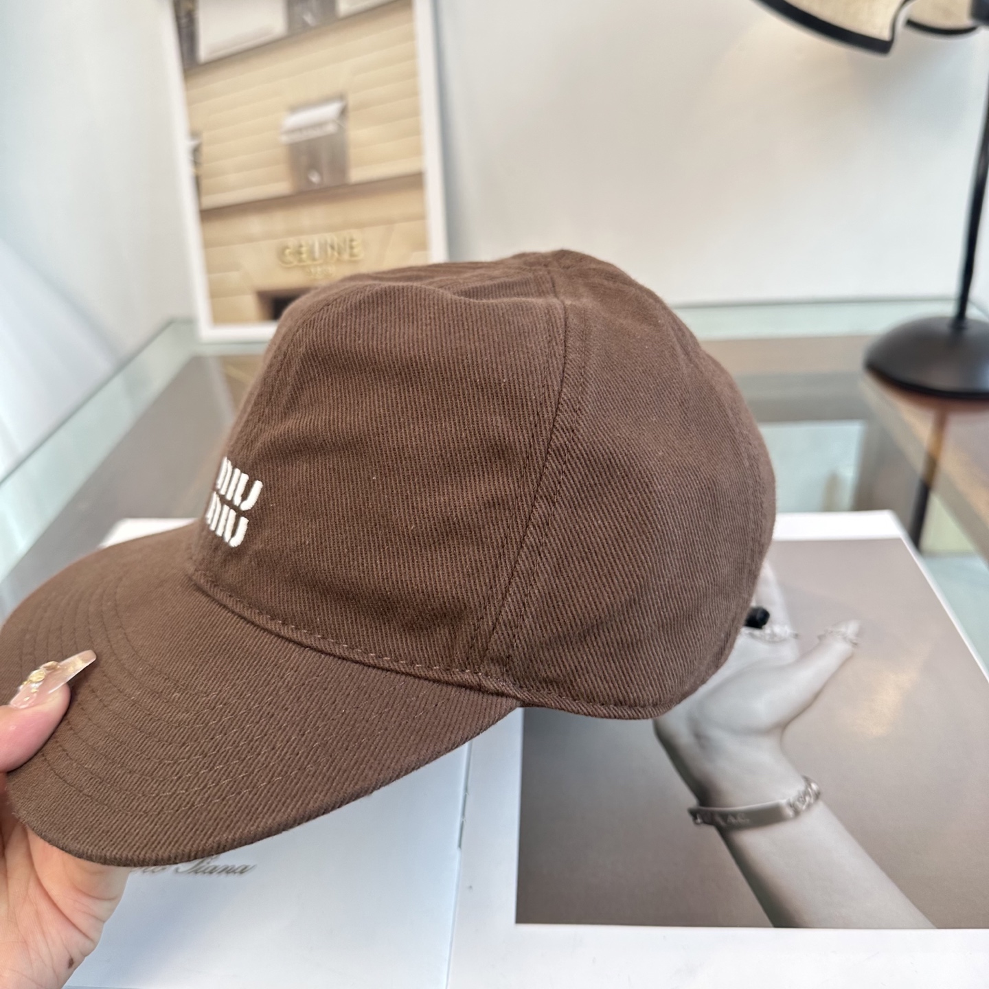 缪缪miumiu 棒球帽 简单休闲风的棒球帽 减龄百搭 适配度很高！简单随性~出街拍照拗造型非常加分~男