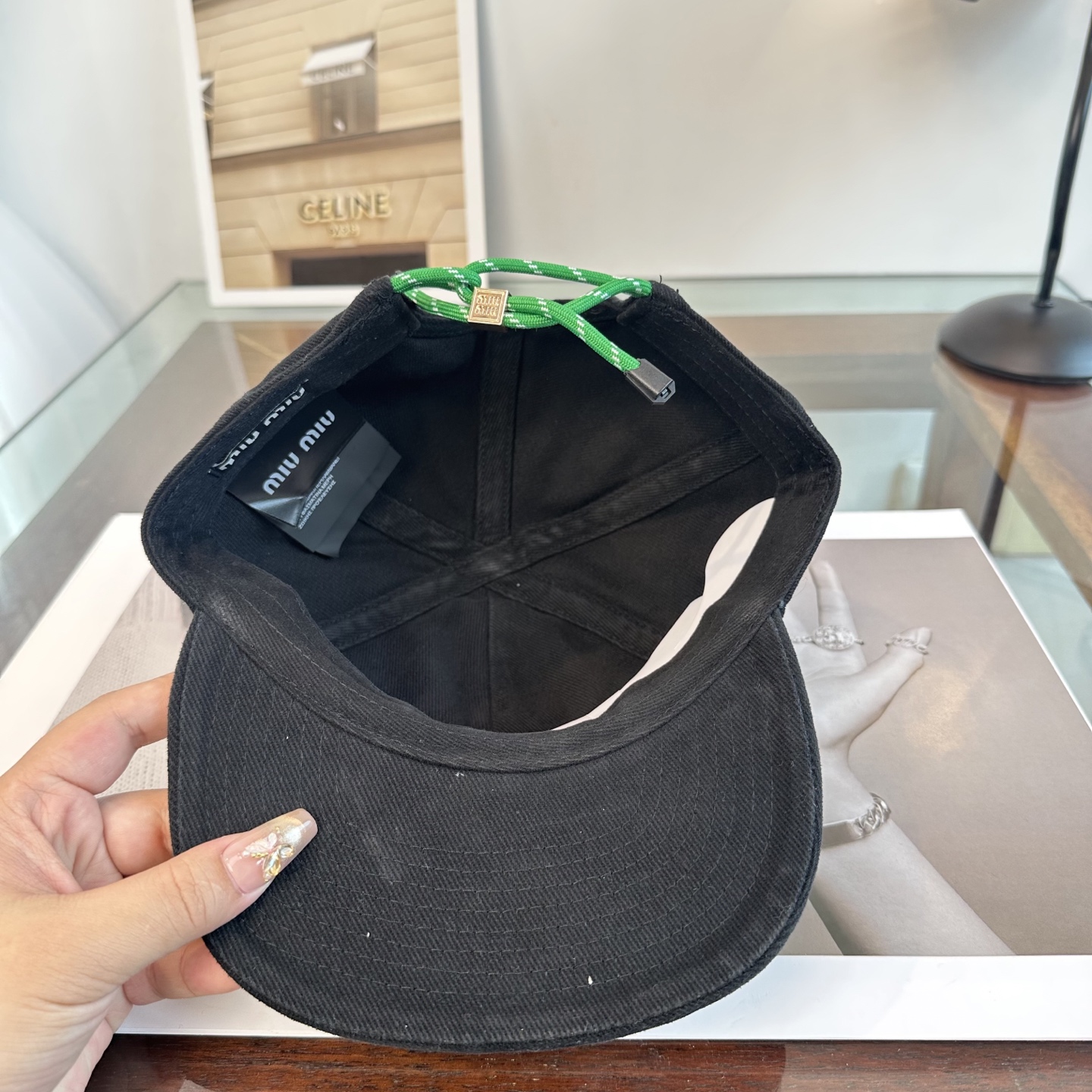 缪缪miumiu 棒球帽 简单休闲风的棒球帽 减龄百搭 适配度很高！简单随性~出街拍照拗造型非常加分~男