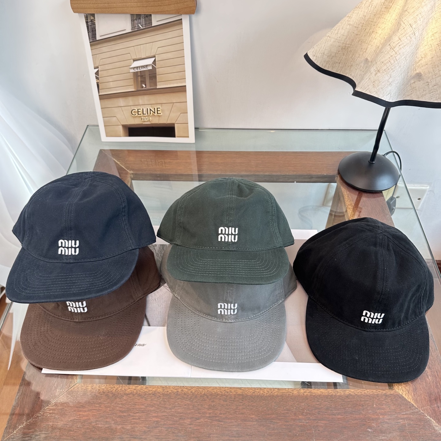 缪缪miumiu 棒球帽 简单休闲风的棒球帽 减龄百搭 适配度很高！简单随性~出街拍照拗造型非常加分~男