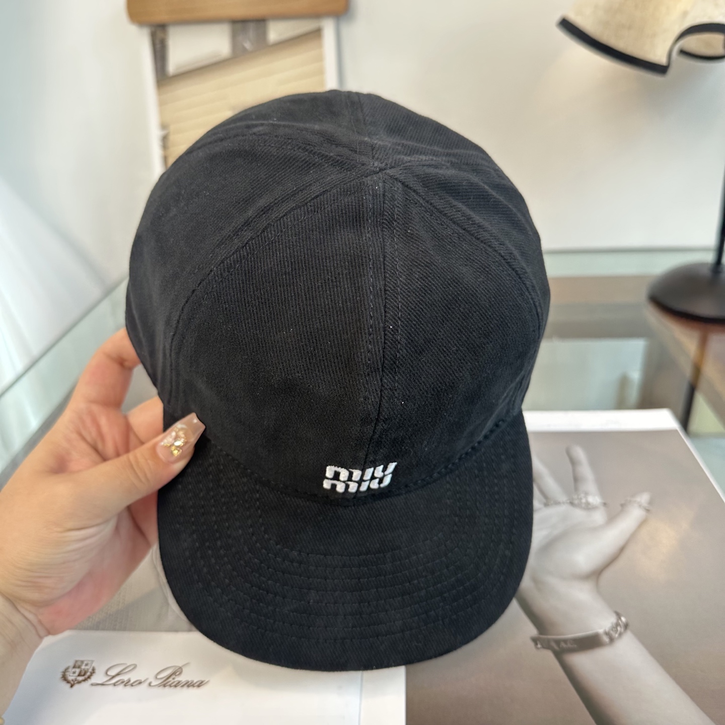 缪缪miumiu 棒球帽 简单休闲风的棒球帽 减龄百搭 适配度很高！简单随性~出街拍照拗造型非常加分~男