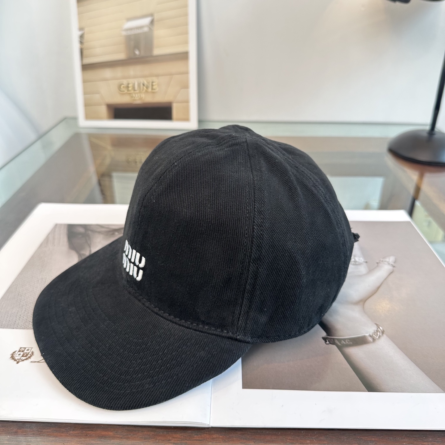 缪缪miumiu 棒球帽 简单休闲风的棒球帽 减龄百搭 适配度很高！简单随性~出街拍照拗造型非常加分~男