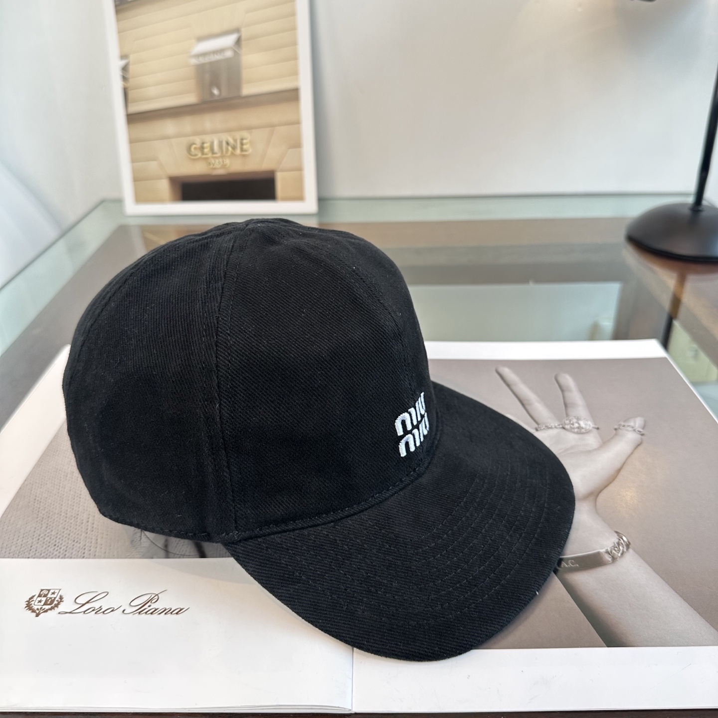 缪缪miumiu 棒球帽 简单休闲风的棒球帽 减龄百搭 适配度很高！简单随性~出街拍照拗造型非常加分~男