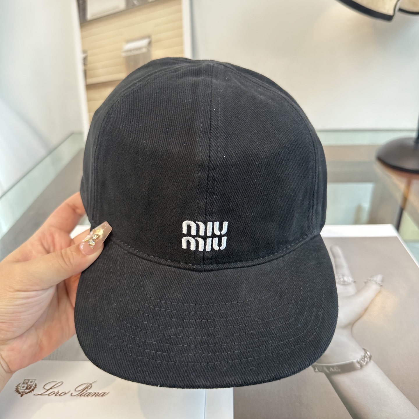 缪缪miumiu 棒球帽 简单休闲风的棒球帽 减龄百搭 适配度很高！简单随性~出街拍照拗造型非常加分~男