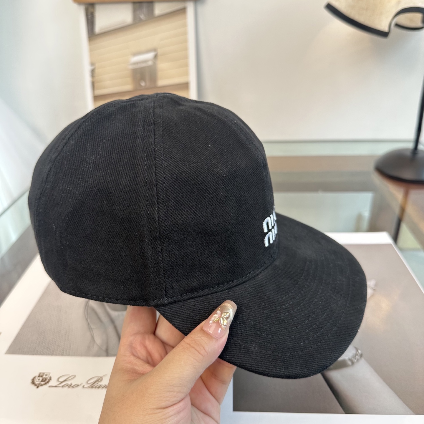 缪缪miumiu 棒球帽 简单休闲风的棒球帽 减龄百搭 适配度很高！简单随性~出街拍照拗造型非常加分~男