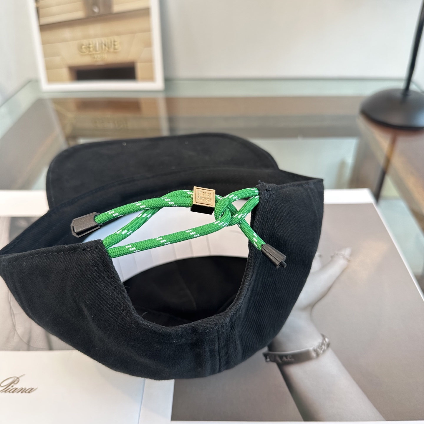 缪缪miumiu 棒球帽 简单休闲风的棒球帽 减龄百搭 适配度很高！简单随性~出街拍照拗造型非常加分~男