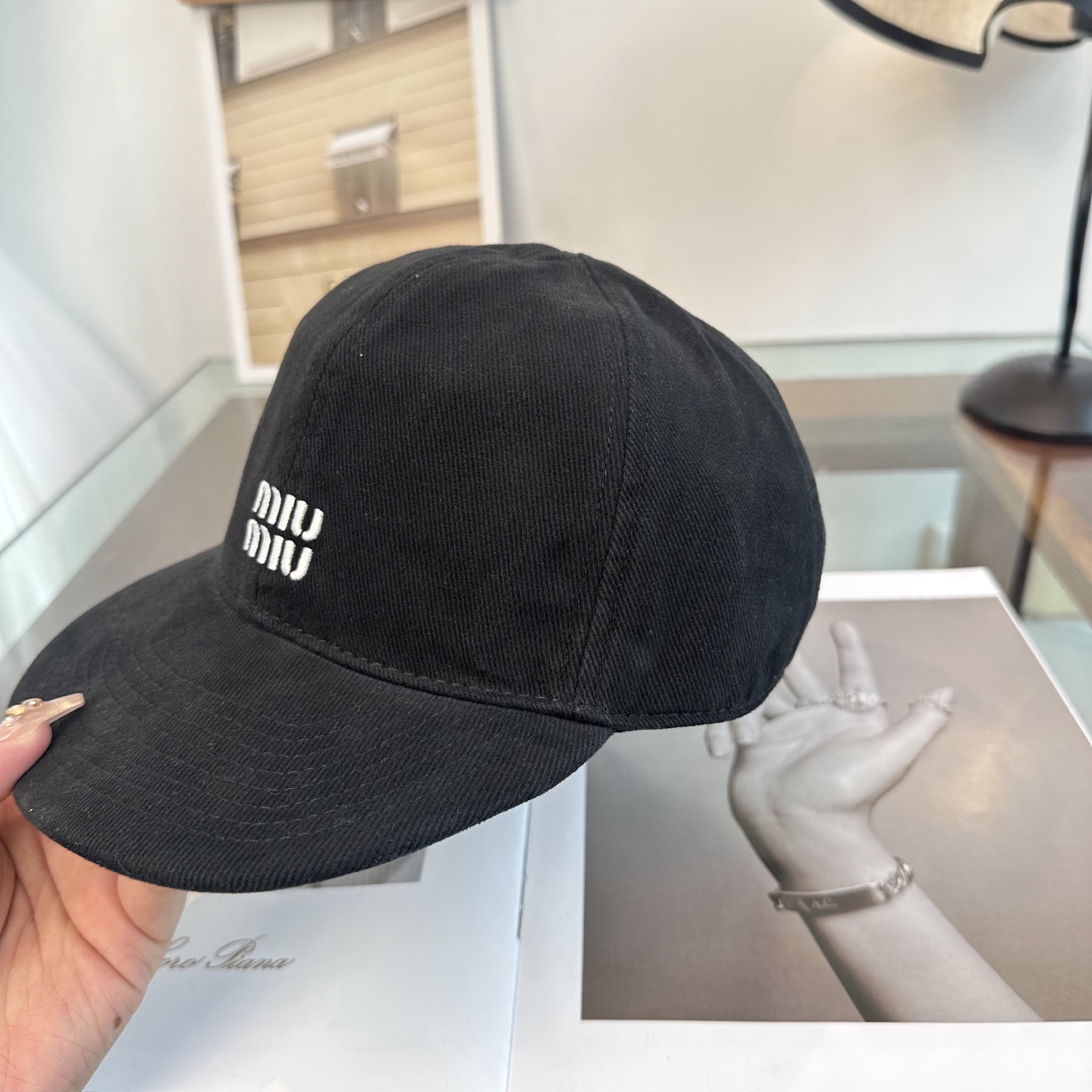 缪缪miumiu 棒球帽 简单休闲风的棒球帽 减龄百搭 适配度很高！简单随性~出街拍照拗造型非常加分~男