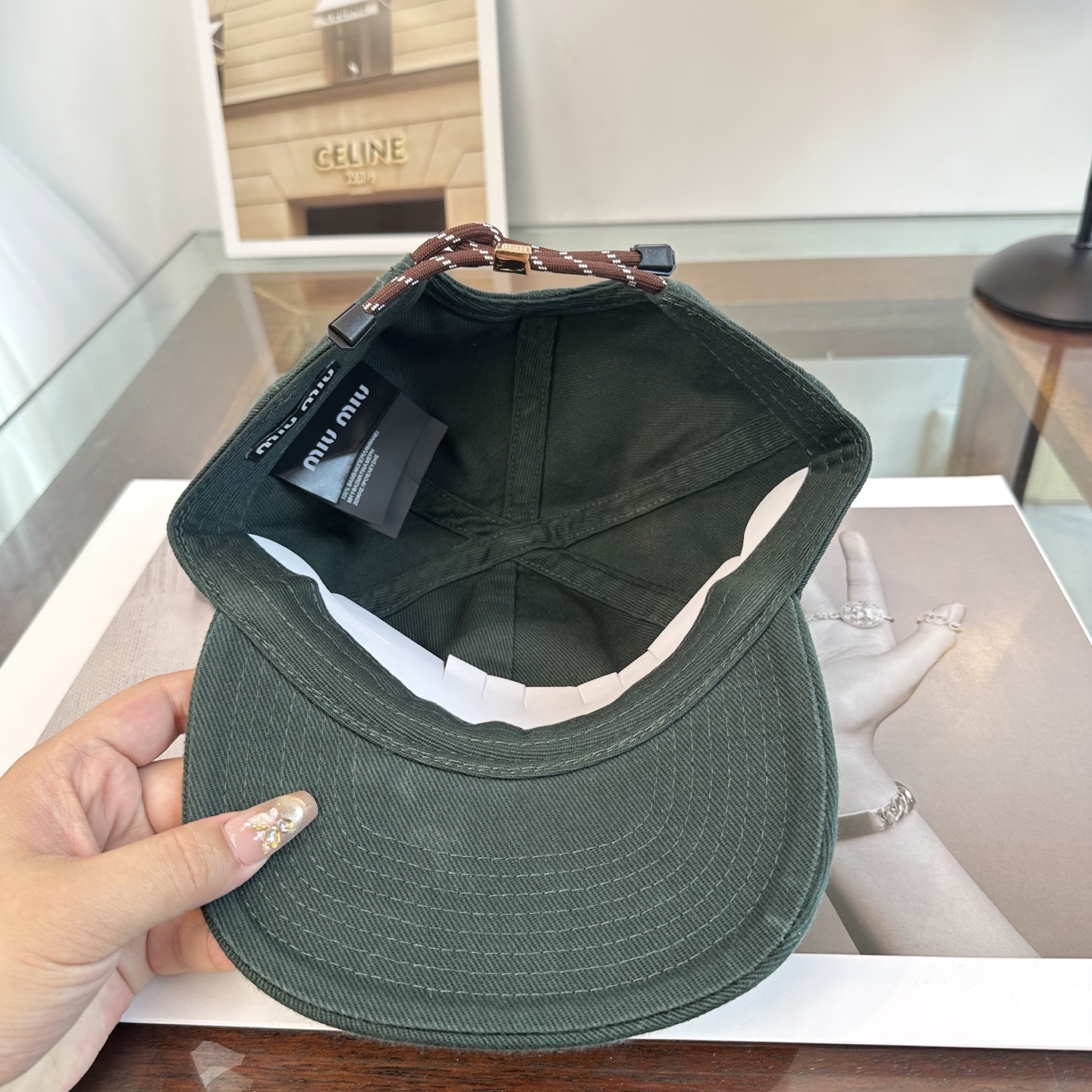 缪缪miumiu 棒球帽 简单休闲风的棒球帽 减龄百搭 适配度很高！简单随性~出街拍照拗造型非常加分~男