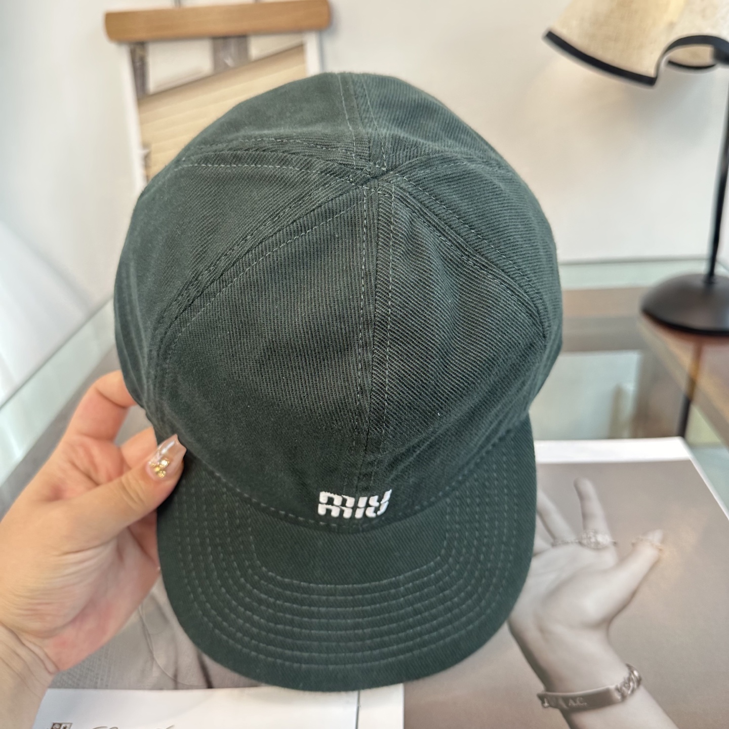 缪缪miumiu 棒球帽 简单休闲风的棒球帽 减龄百搭 适配度很高！简单随性~出街拍照拗造型非常加分~男