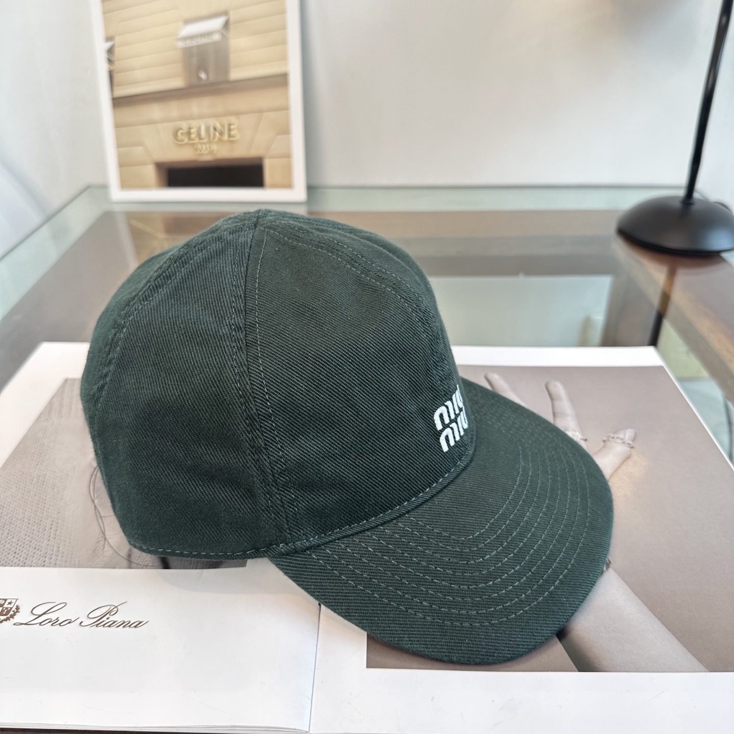 缪缪miumiu 棒球帽 简单休闲风的棒球帽 减龄百搭 适配度很高！简单随性~出街拍照拗造型非常加分~男