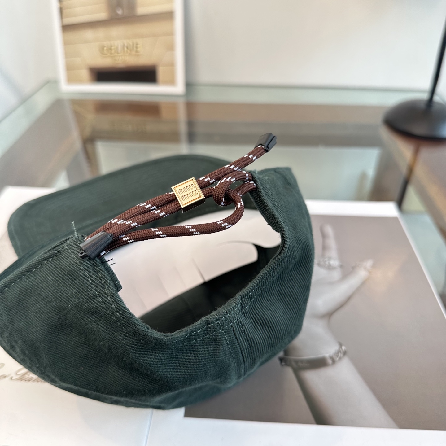 缪缪miumiu 棒球帽 简单休闲风的棒球帽 减龄百搭 适配度很高！简单随性~出街拍照拗造型非常加分~男