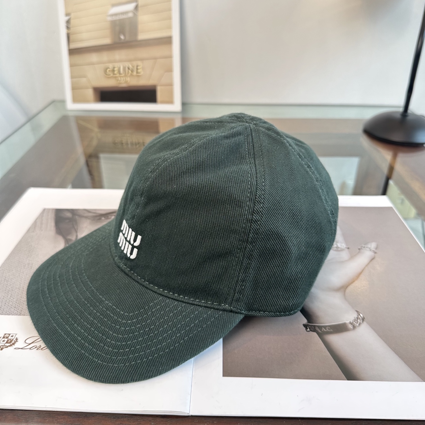 缪缪miumiu 棒球帽 简单休闲风的棒球帽 减龄百搭 适配度很高！简单随性~出街拍照拗造型非常加分~男