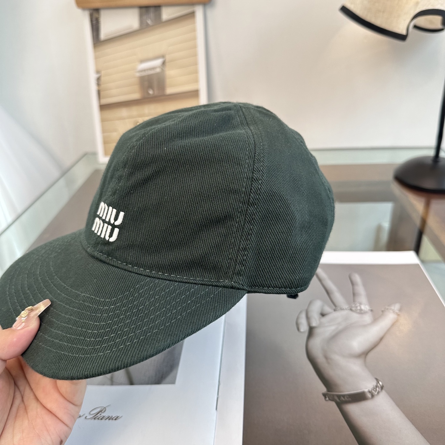 缪缪miumiu 棒球帽 简单休闲风的棒球帽 减龄百搭 适配度很高！简单随性~出街拍照拗造型非常加分~男
