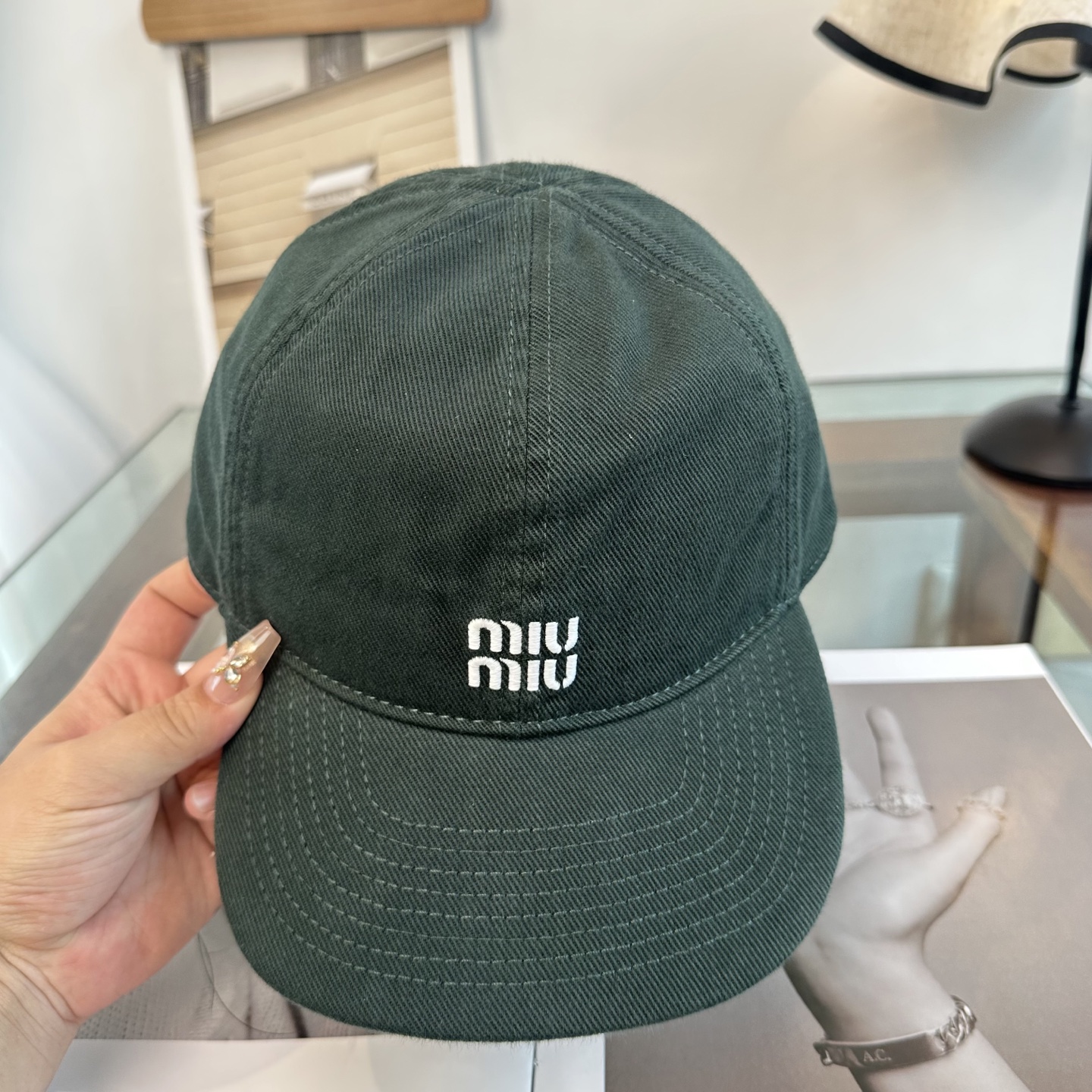 缪缪miumiu 棒球帽 简单休闲风的棒球帽 减龄百搭 适配度很高！简单随性~出街拍照拗造型非常加分~男