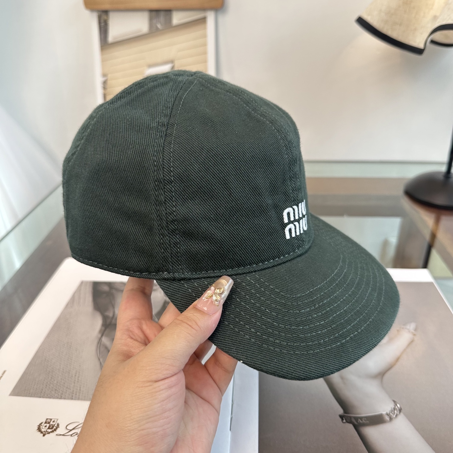 缪缪miumiu 棒球帽 简单休闲风的棒球帽 减龄百搭 适配度很高！简单随性~出街拍照拗造型非常加分~男