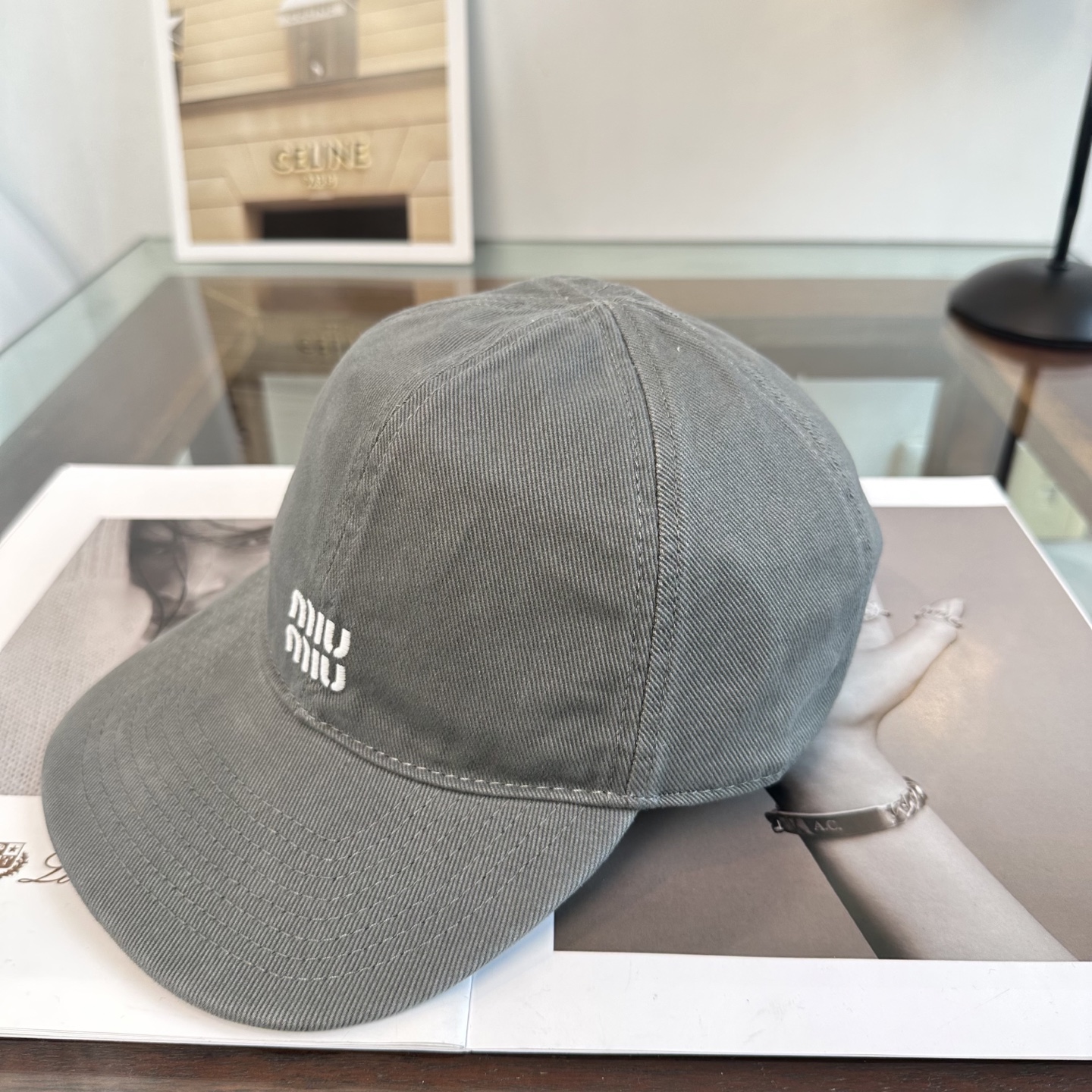 缪缪miumiu 棒球帽 简单休闲风的棒球帽 减龄百搭 适配度很高！简单随性~出街拍照拗造型非常加分~男