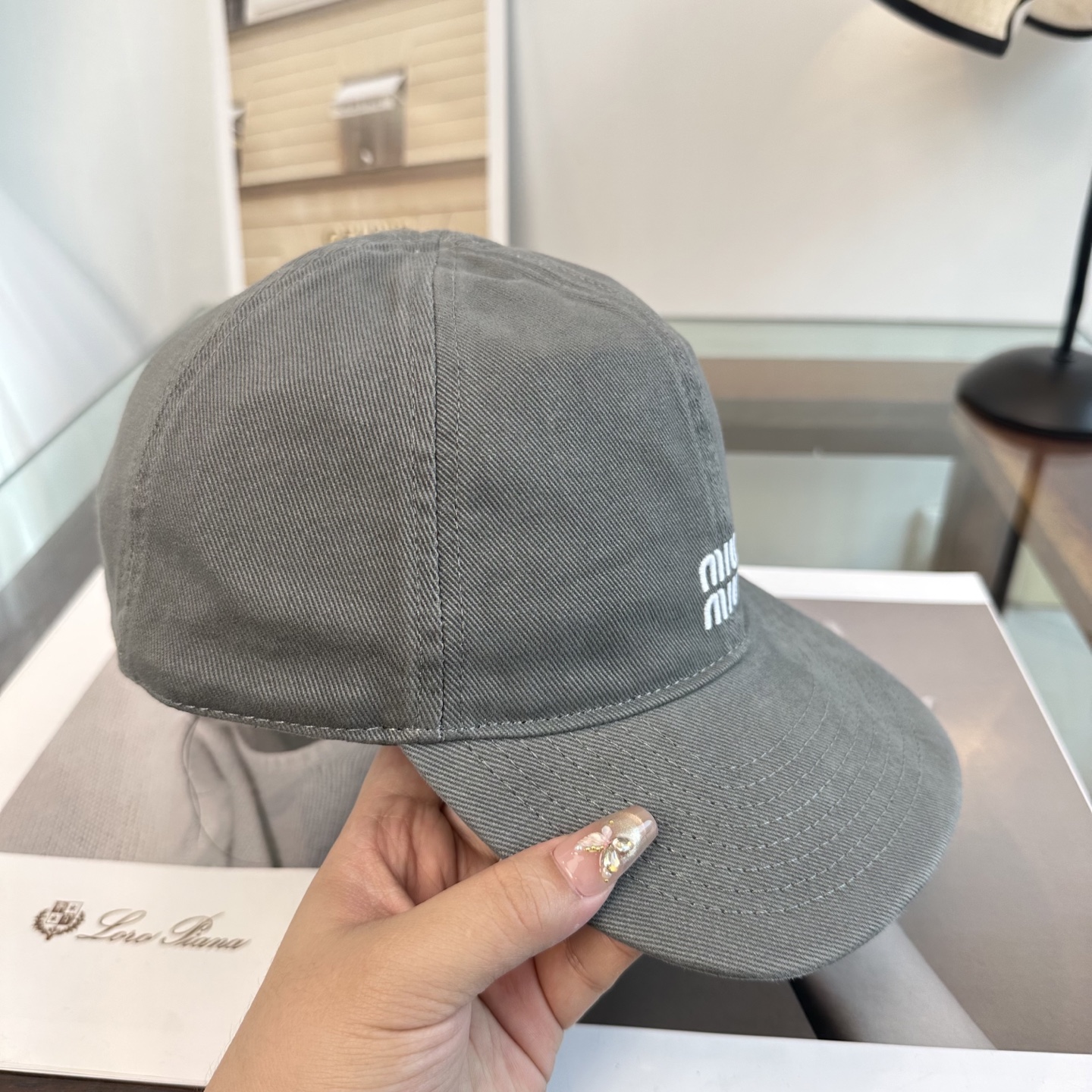 缪缪miumiu 棒球帽 简单休闲风的棒球帽 减龄百搭 适配度很高！简单随性~出街拍照拗造型非常加分~男