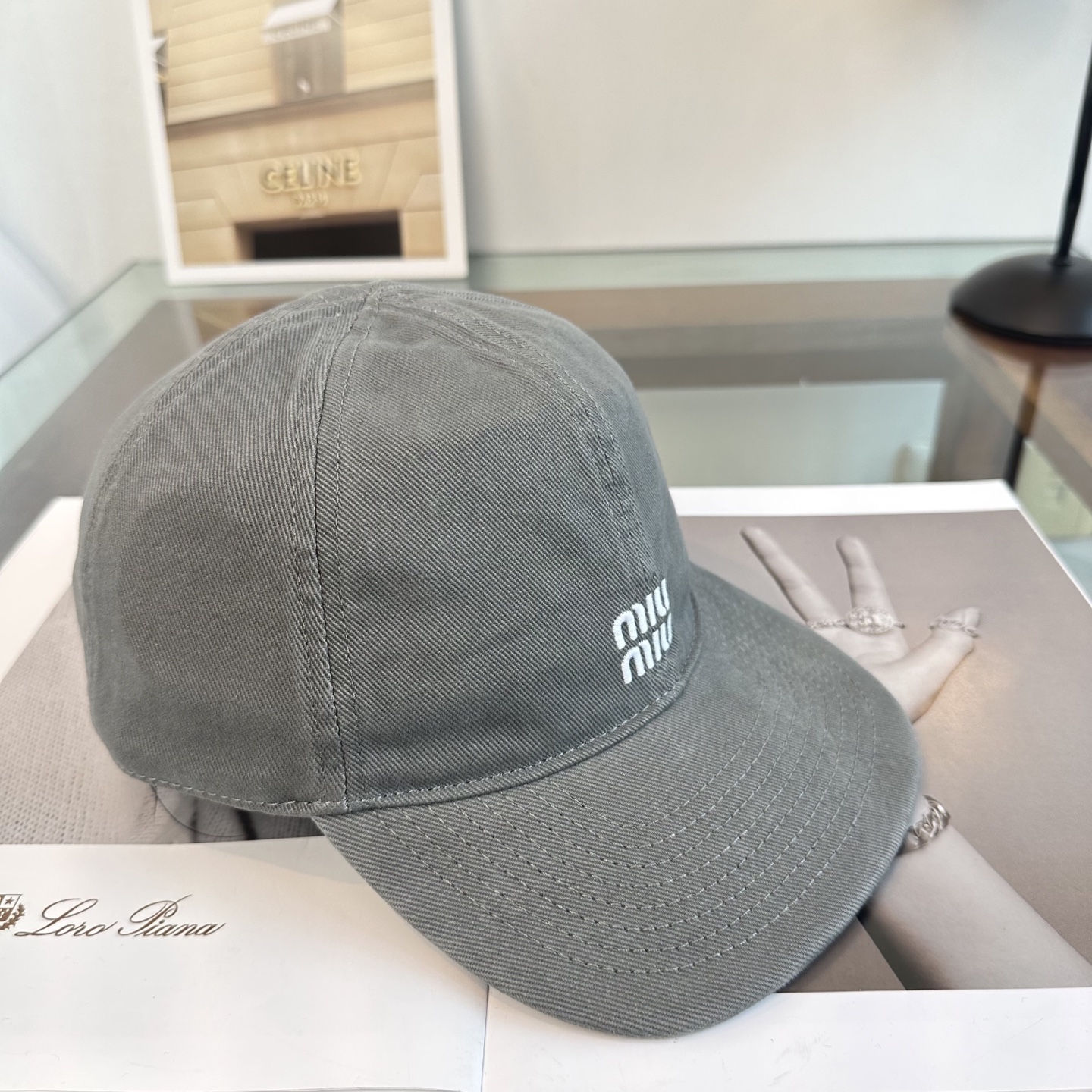 缪缪miumiu 棒球帽 简单休闲风的棒球帽 减龄百搭 适配度很高！简单随性~出街拍照拗造型非常加分~男