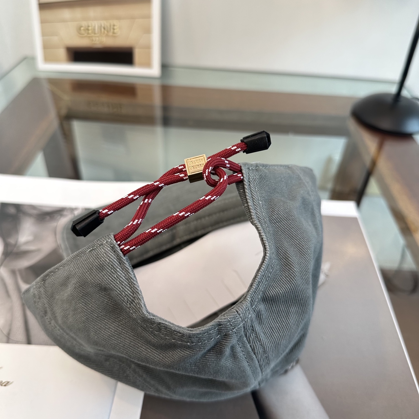 缪缪miumiu 棒球帽 简单休闲风的棒球帽 减龄百搭 适配度很高！简单随性~出街拍照拗造型非常加分~男